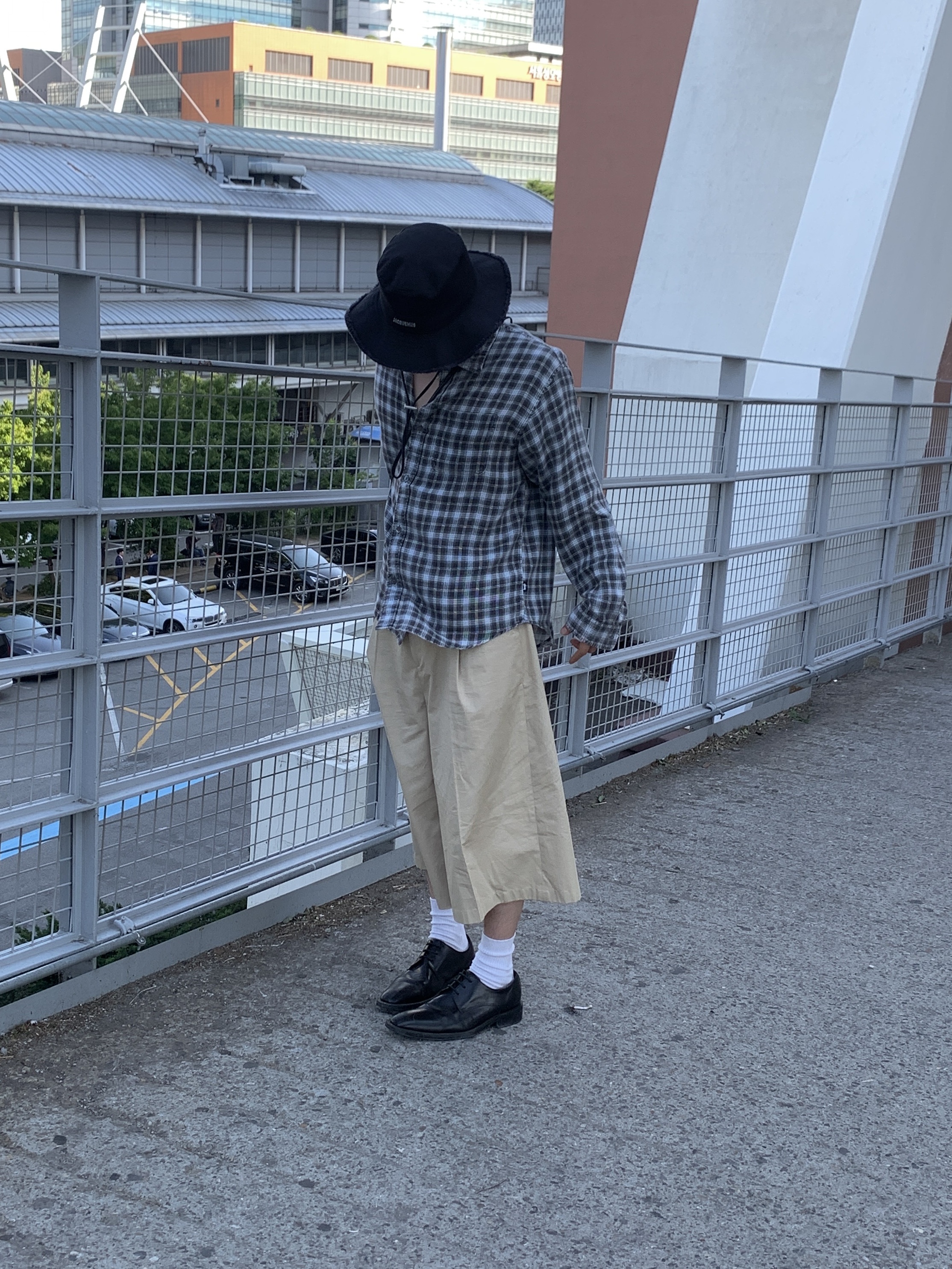 Stussy Printed Plaid Matthew Shirt Blue, Jacquemus Le Bob Artichaut Bucket Hat Black 착용 스타일 - 4