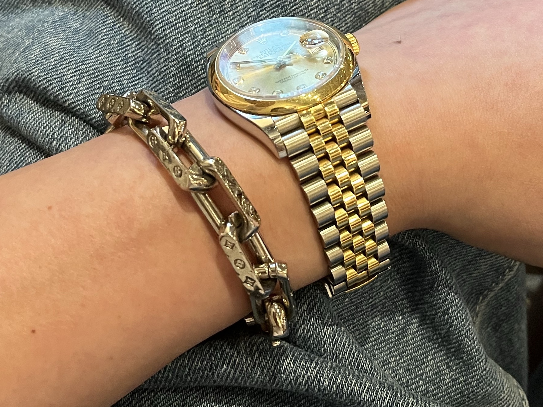 Louis Vuitton Monogram Chain Bracelet Silver 착용 스타일 - 2