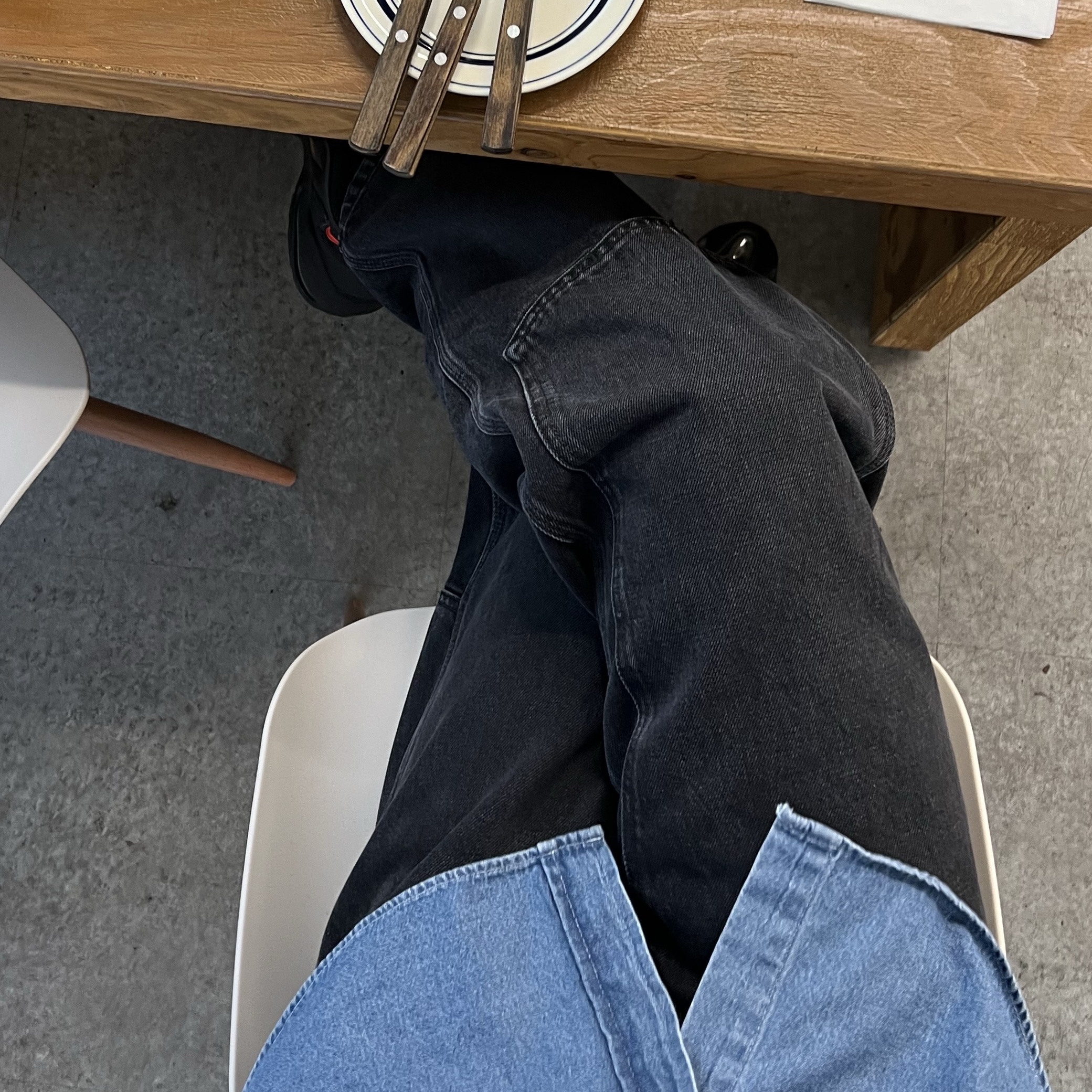 Carhartt WIP Smith Denim Double Knee Pants Black Stone Washed, NewJeans How Sweet Standard (NewJeans Ver.) 착용 스타일 - 3