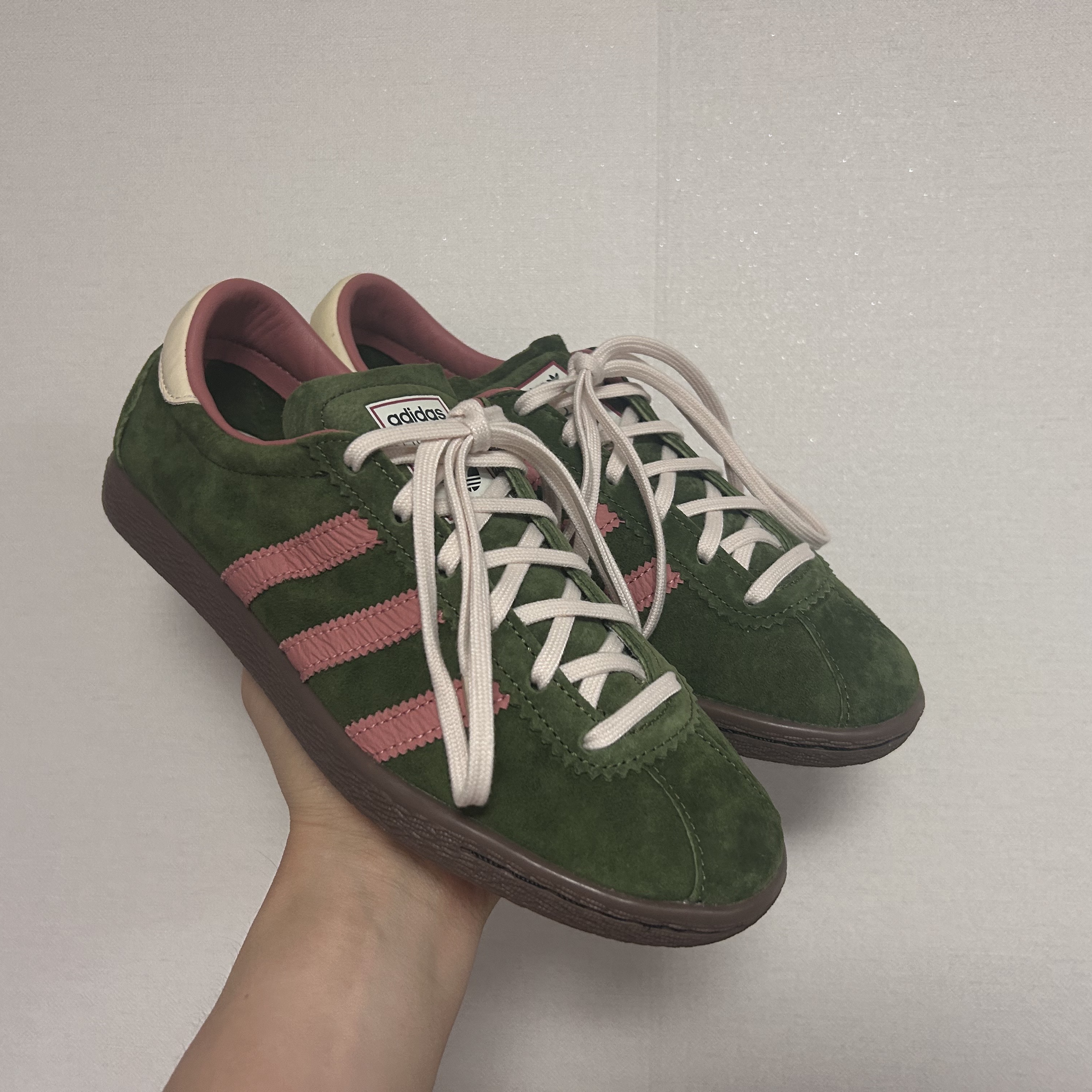 Adidas x END. Tobacco Flyfishing Wild Pine Gum 착용 스타일 - 2