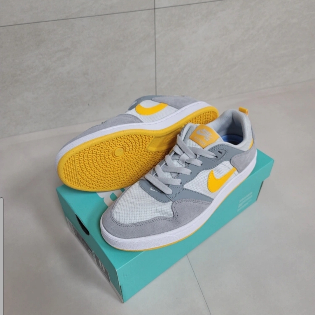 Nike SB Alleyoop Particle Grey University Gold 착용 스타일 - 1