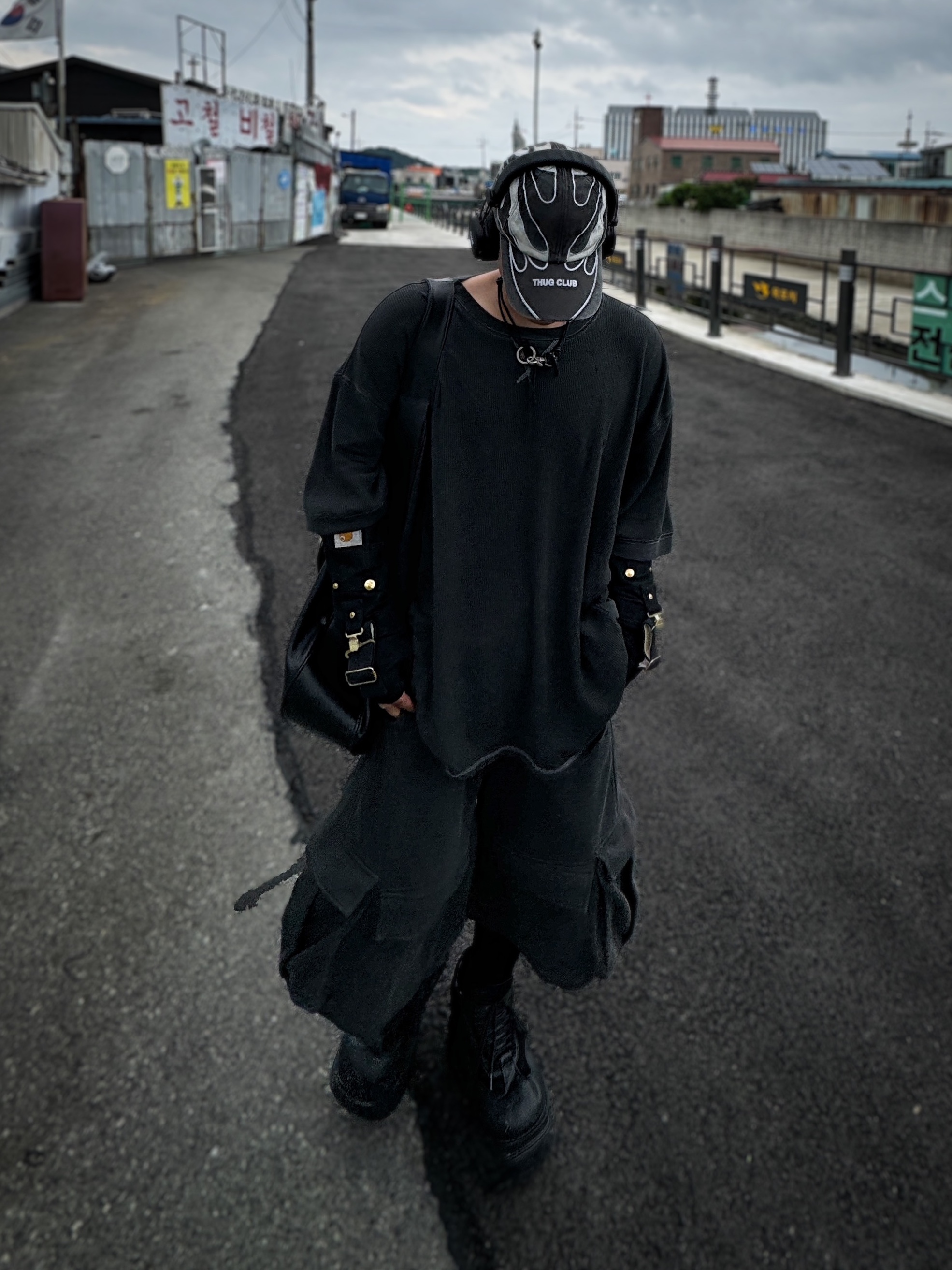 Project G/R Mega Buckle Hobo Bag Black, Our Legacy Ladon Leather Keychain Black 착용 스타일 - 2