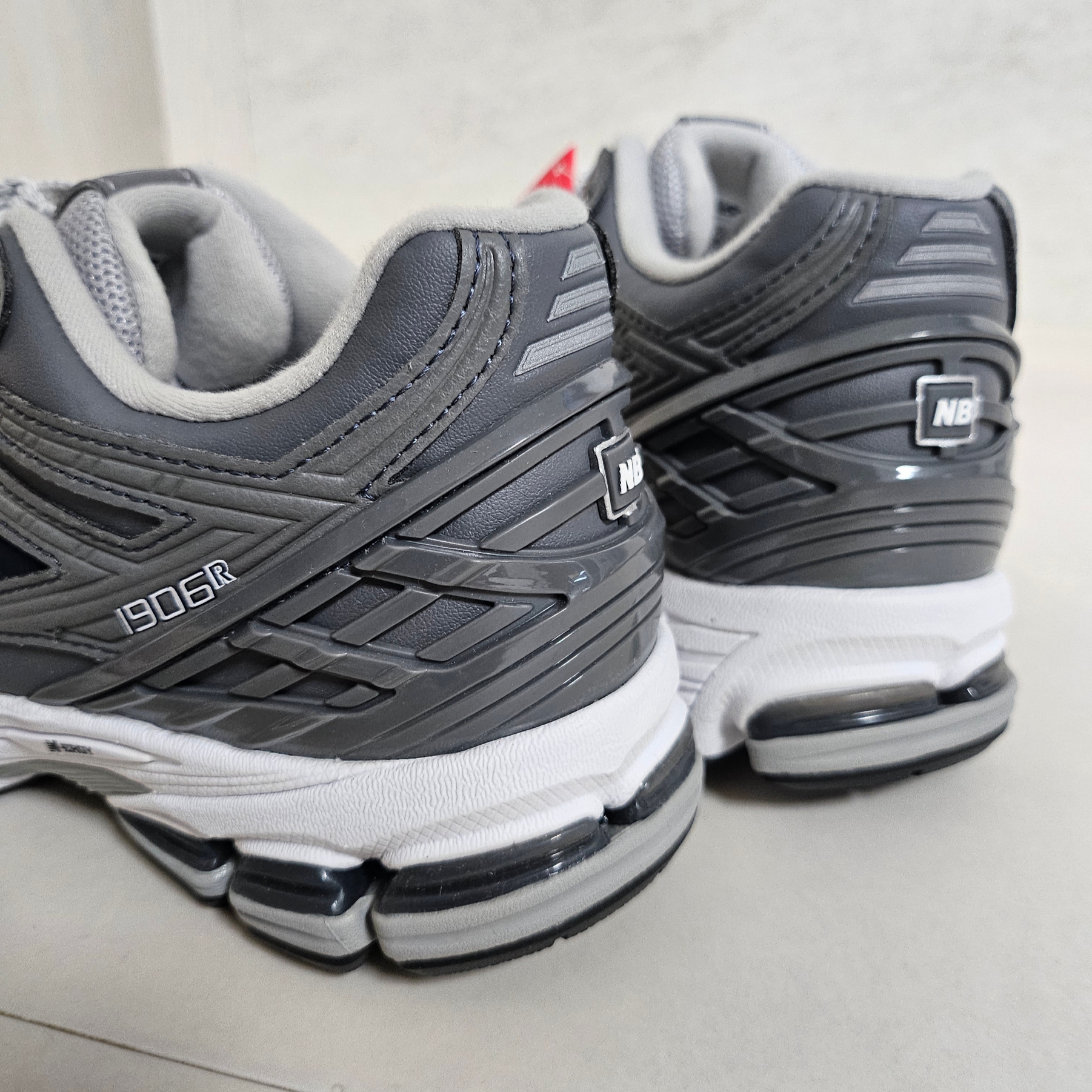 New Balance 1906R Grey 착용 스타일 - 5