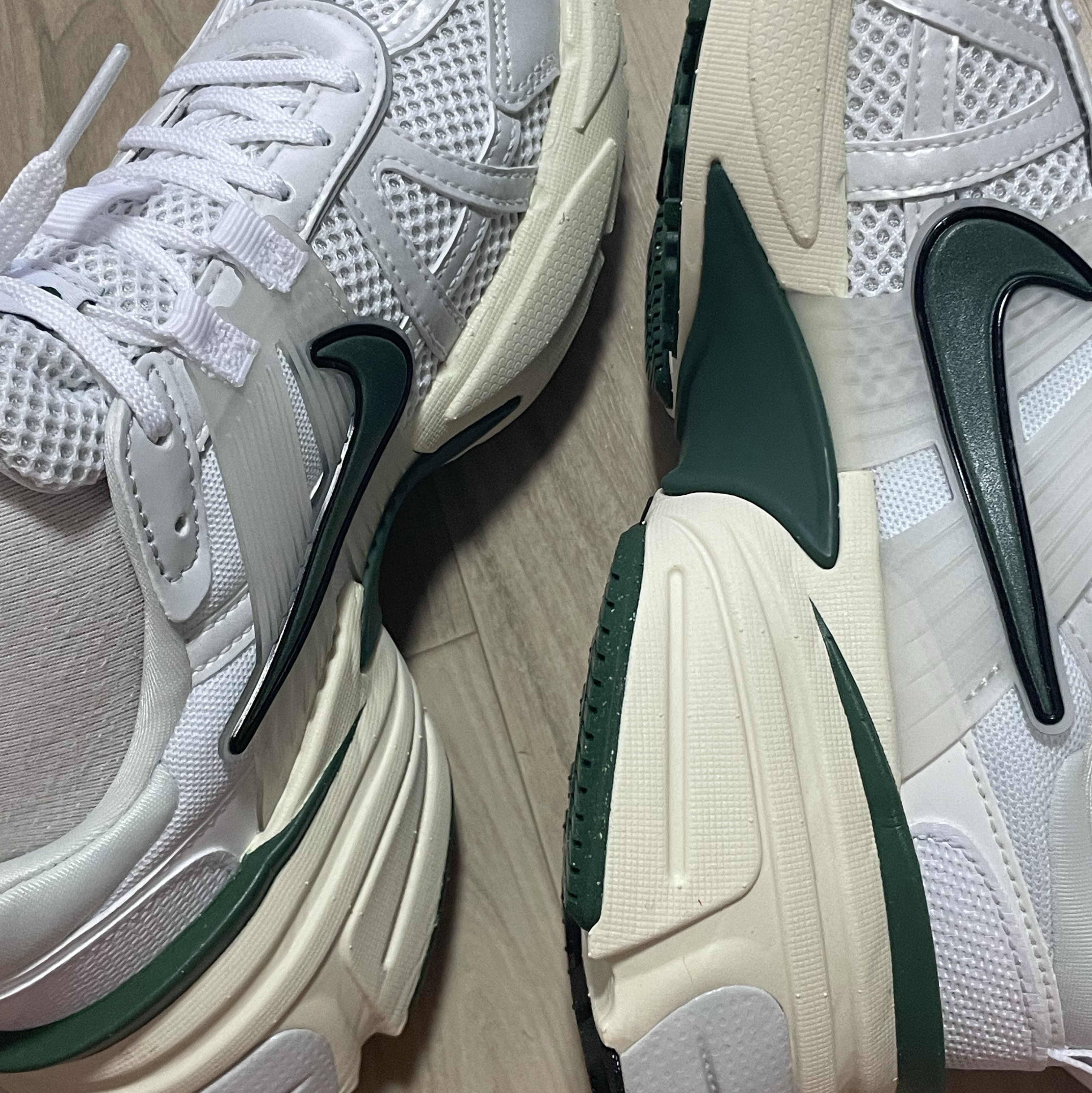 Nike V2K Run White Fir 착용 스타일