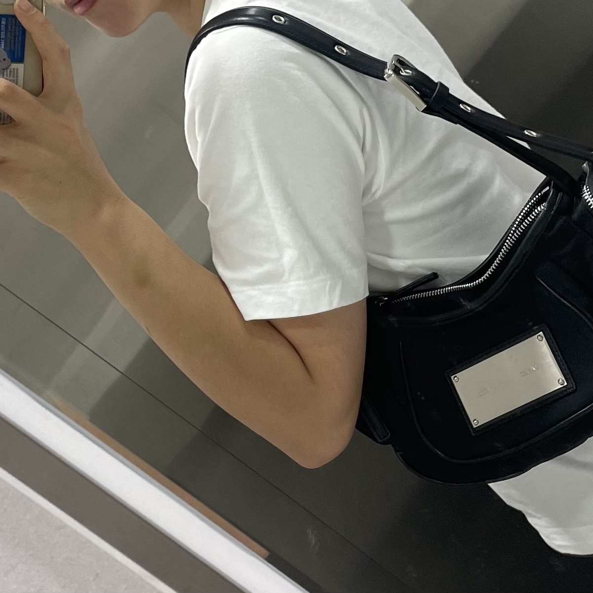 Matin Kim Madeleine Round Bag Black 착용 스타일