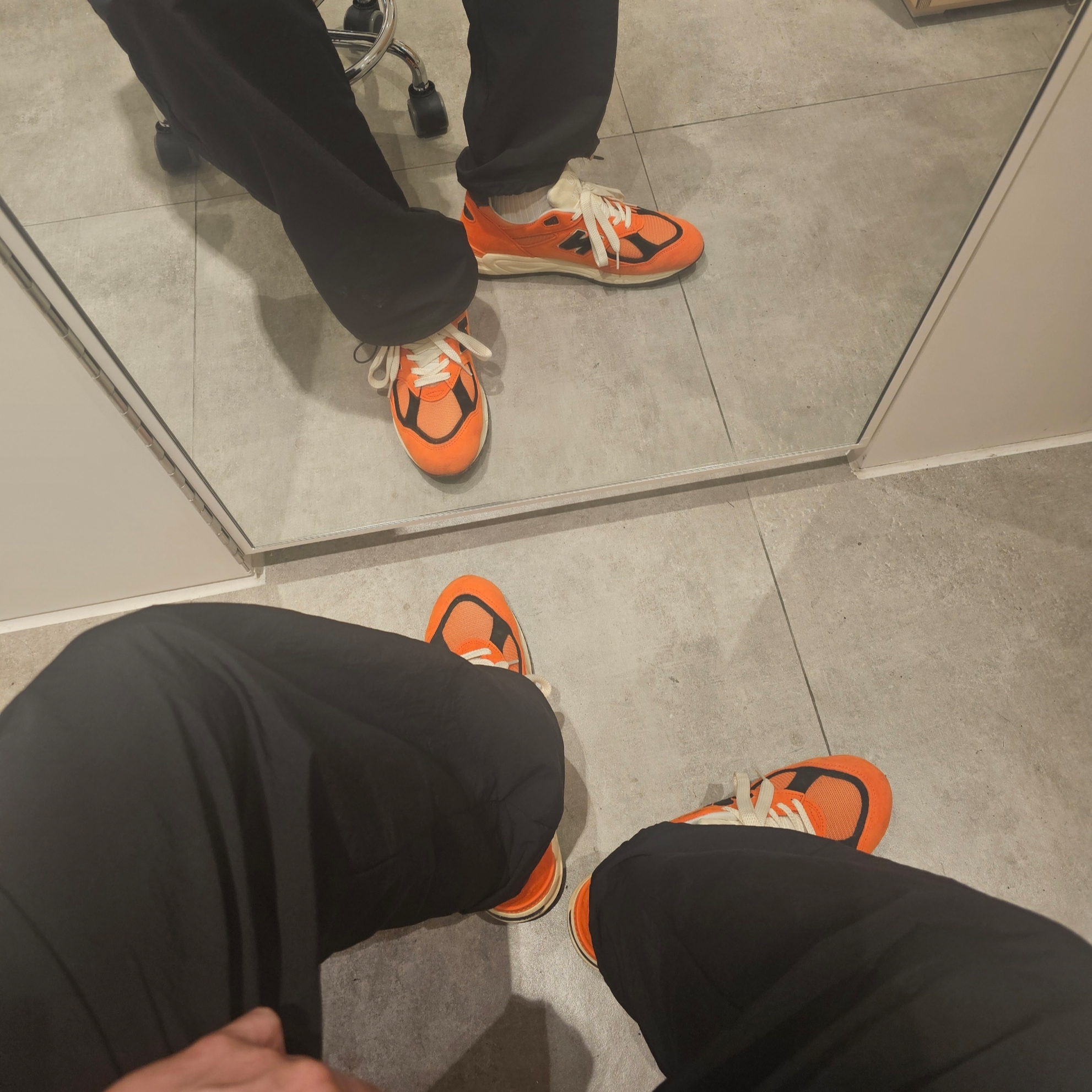 New Balance 990v2 Made in USA Marigold Black 착용 스타일 - 1