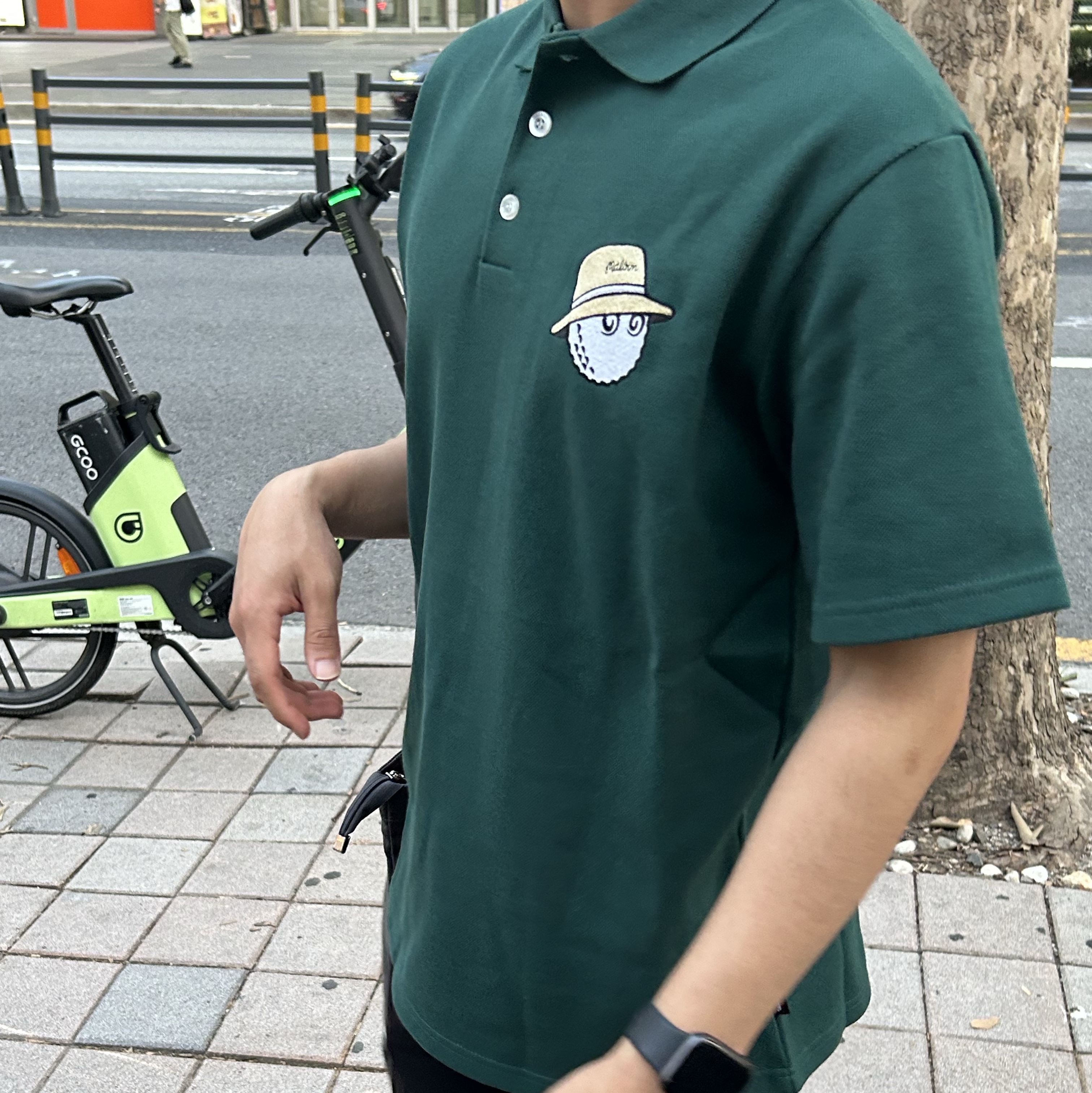 Malbon Golf Caddy Cooper Polo Green 착용 스타일 - 1