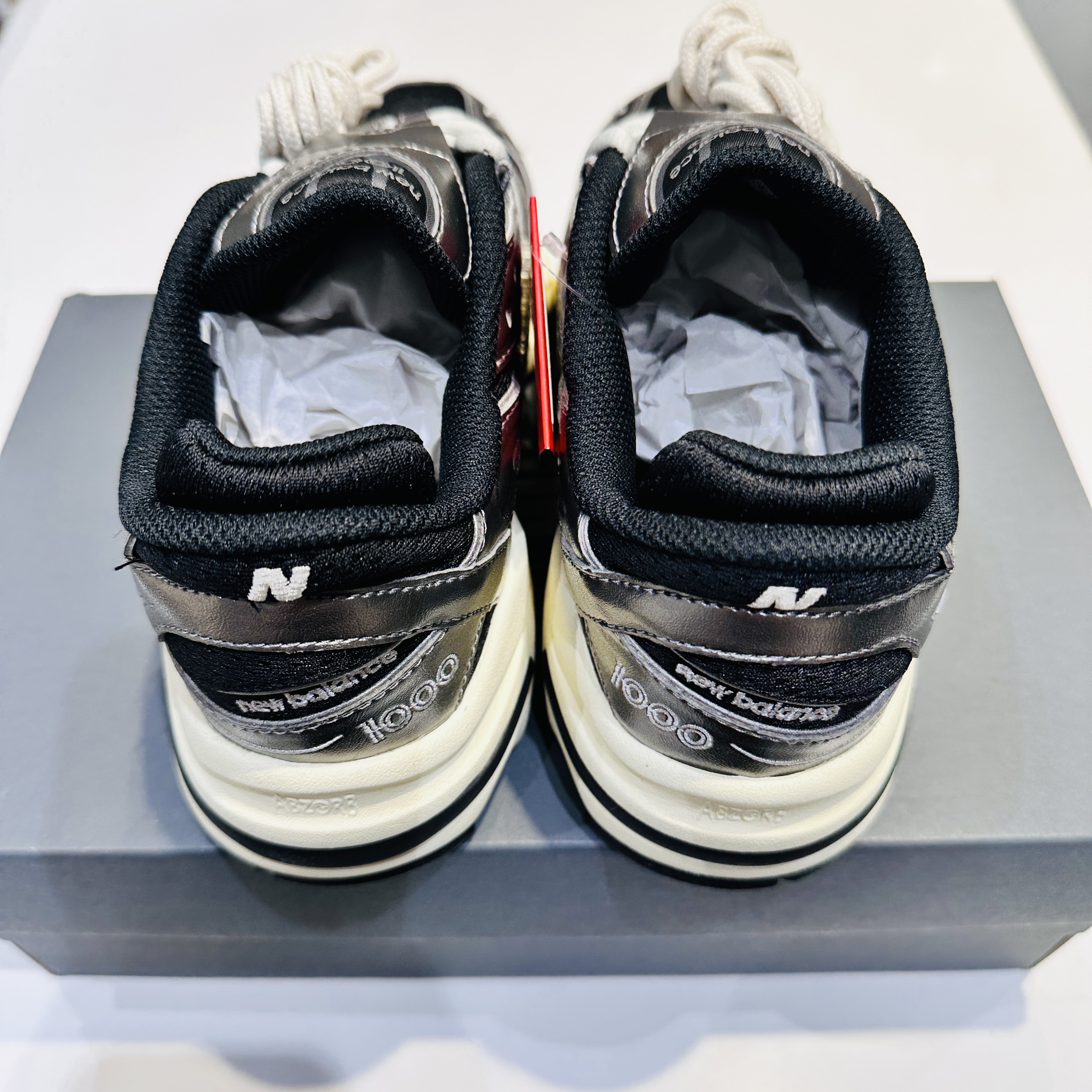 New Balance 1000 Silver Metallic Black 착용 스타일 - 3