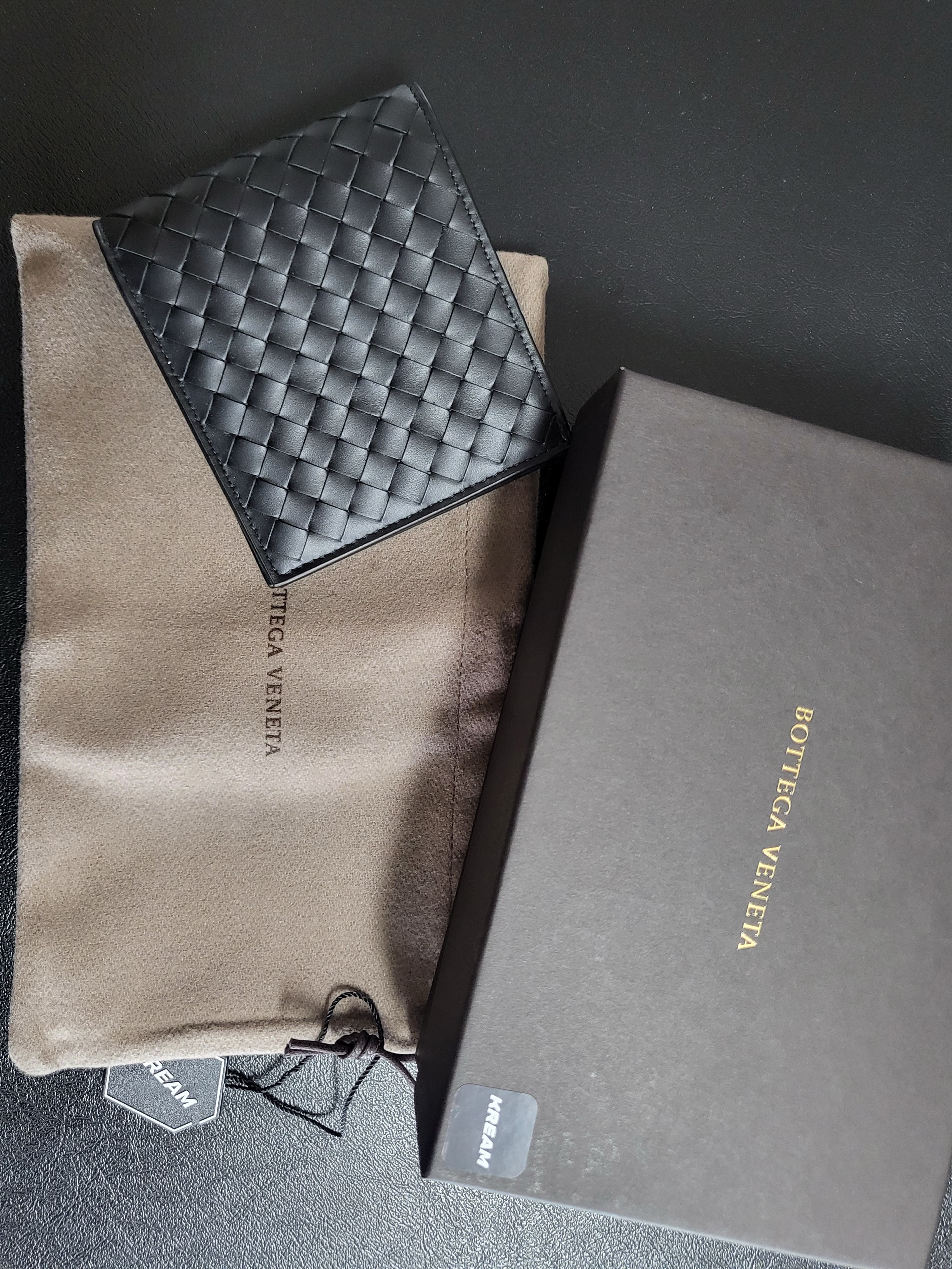 Bottega Veneta Bi-Fold Wallet Black 착용 스타일
