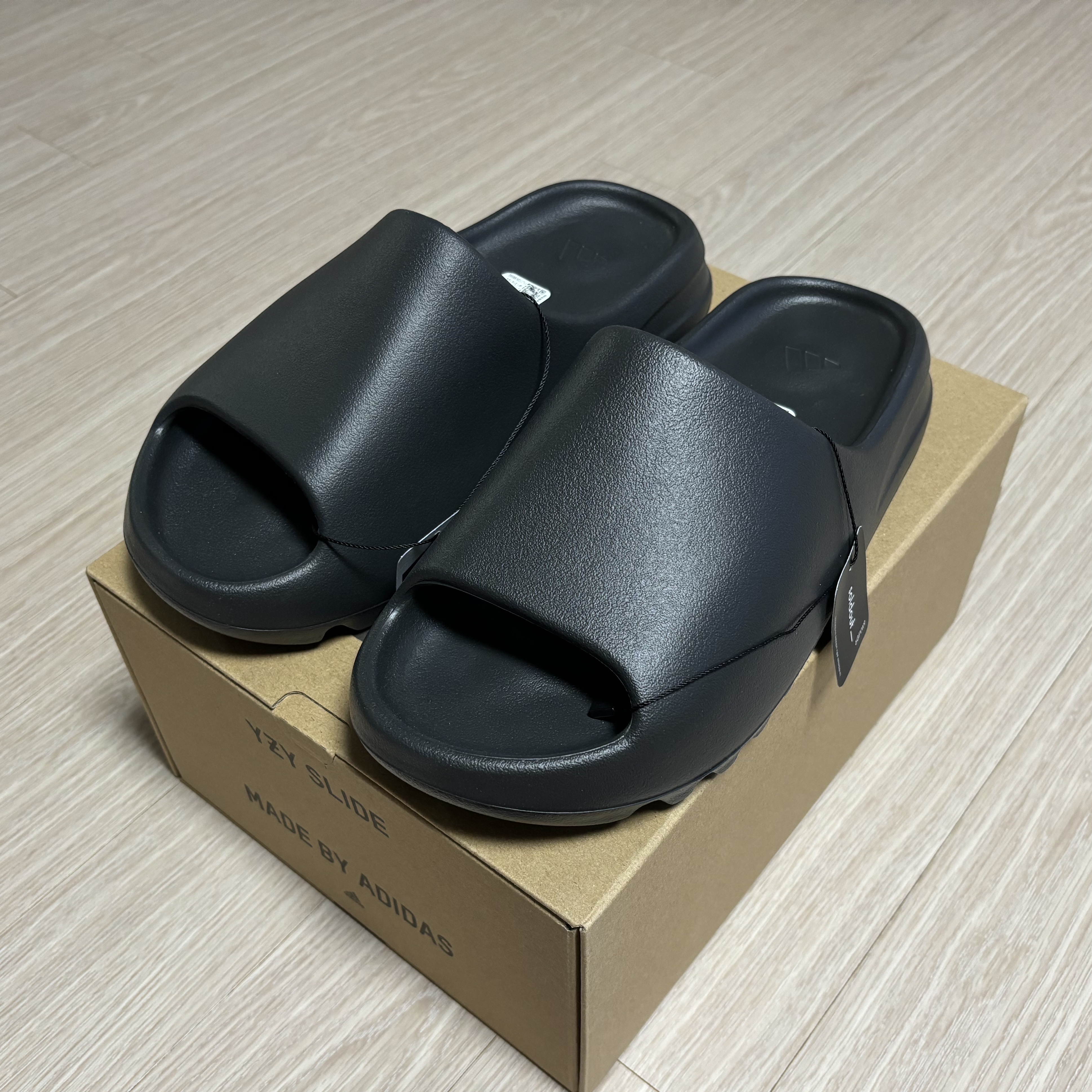 Adidas Yeezy Slide Onyx 착용 스타일 - 1