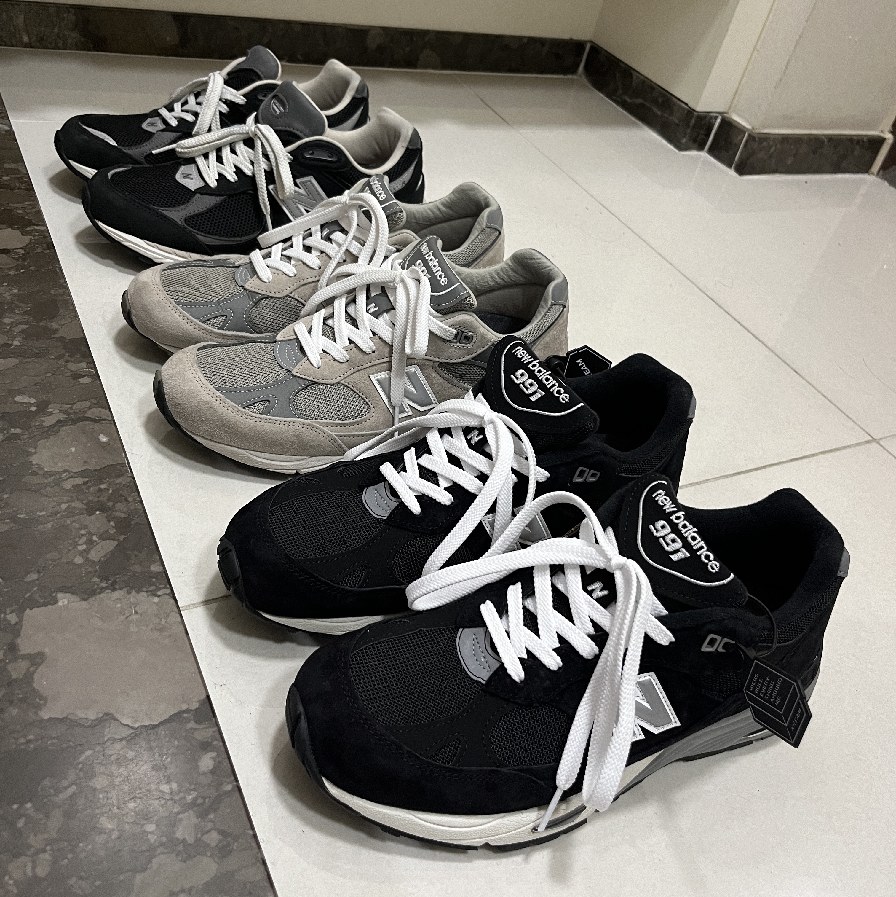 New Balance 991 Made in UK Black Silver, New Balance 991 Made in UK Grey 착용 스타일 - 1