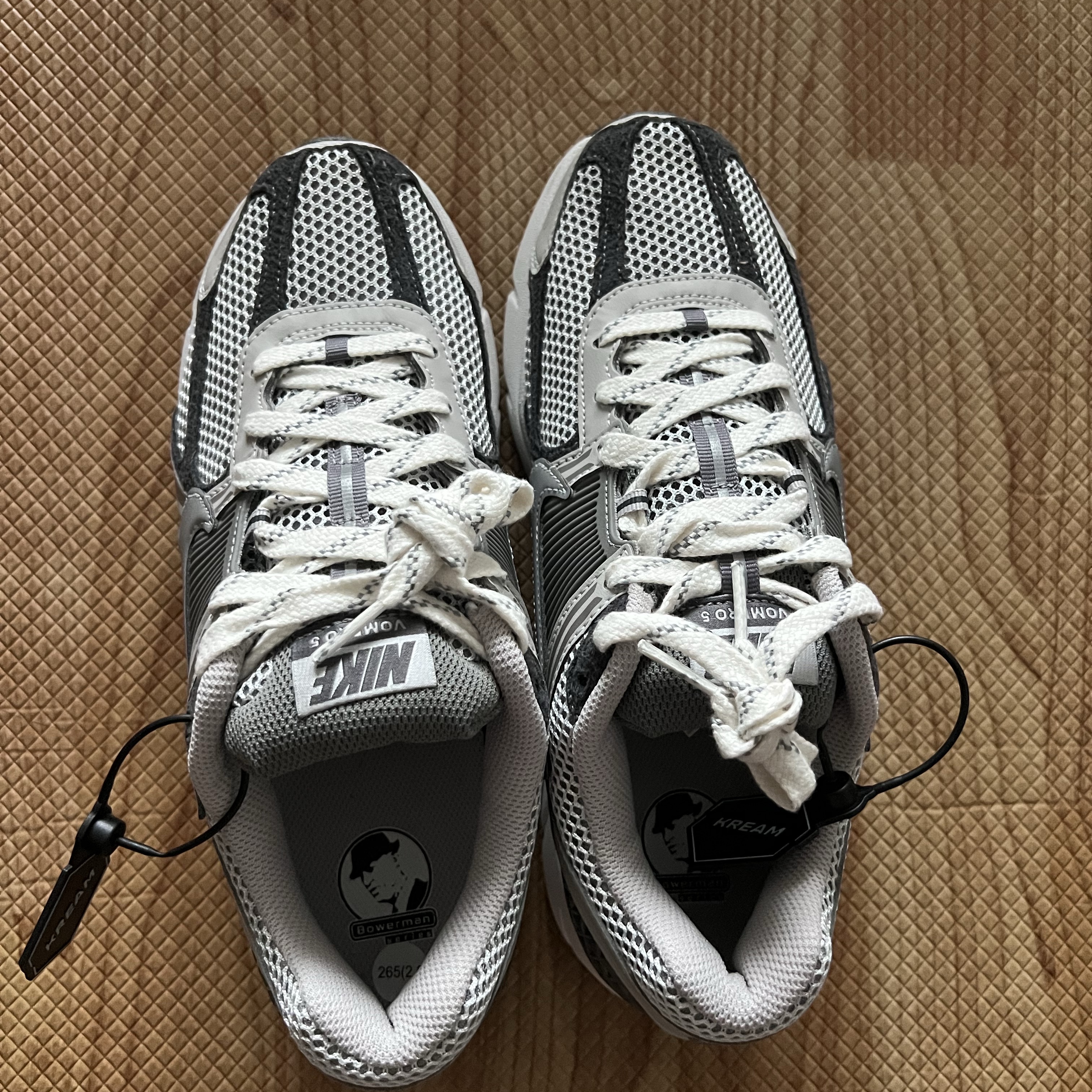 Nike Zoom Vomero 5 PRM Light Iron Ore and Flat Fewter 착용 스타일