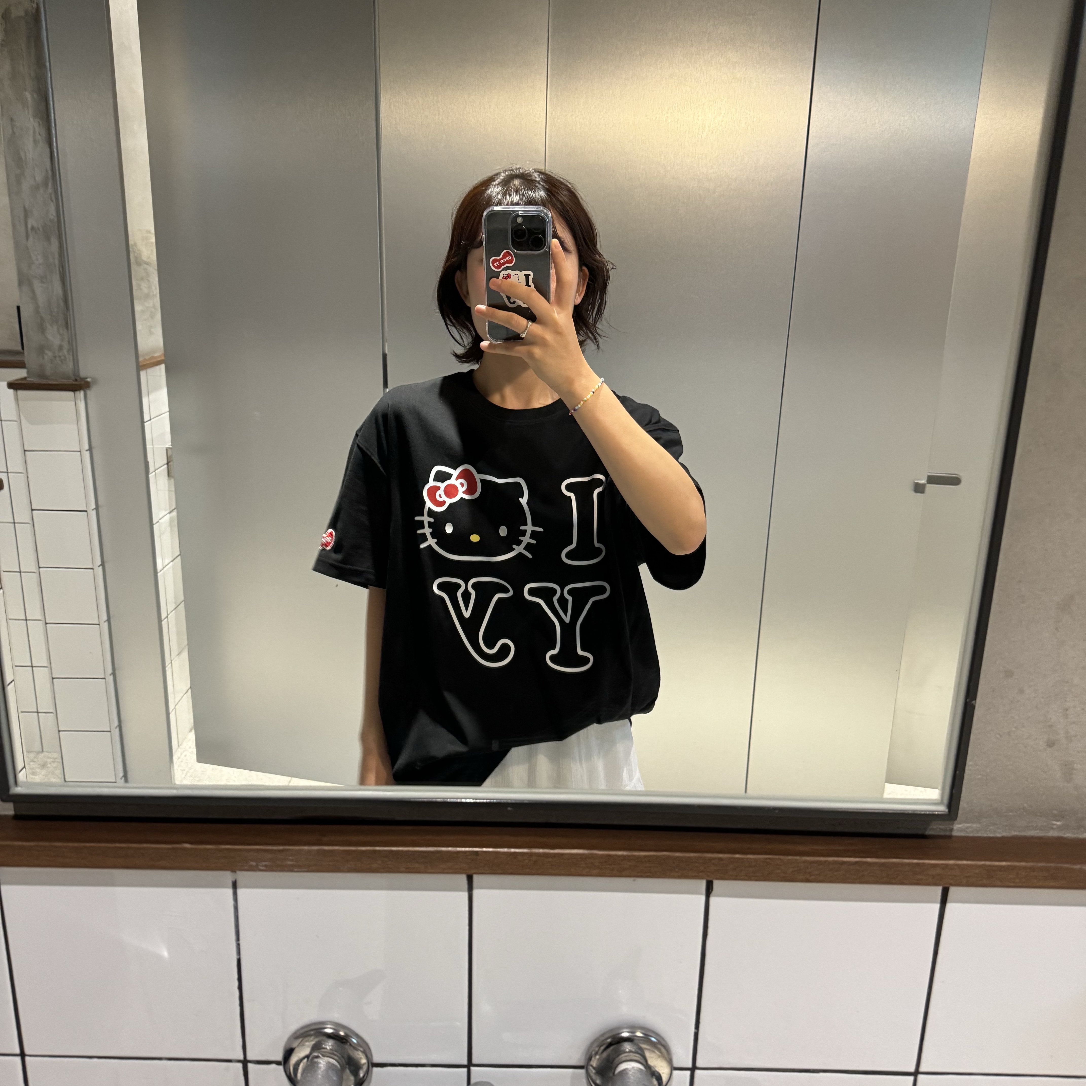 Open Yy x Hello Kitty T-Shirt Black 착용 스타일 - 1