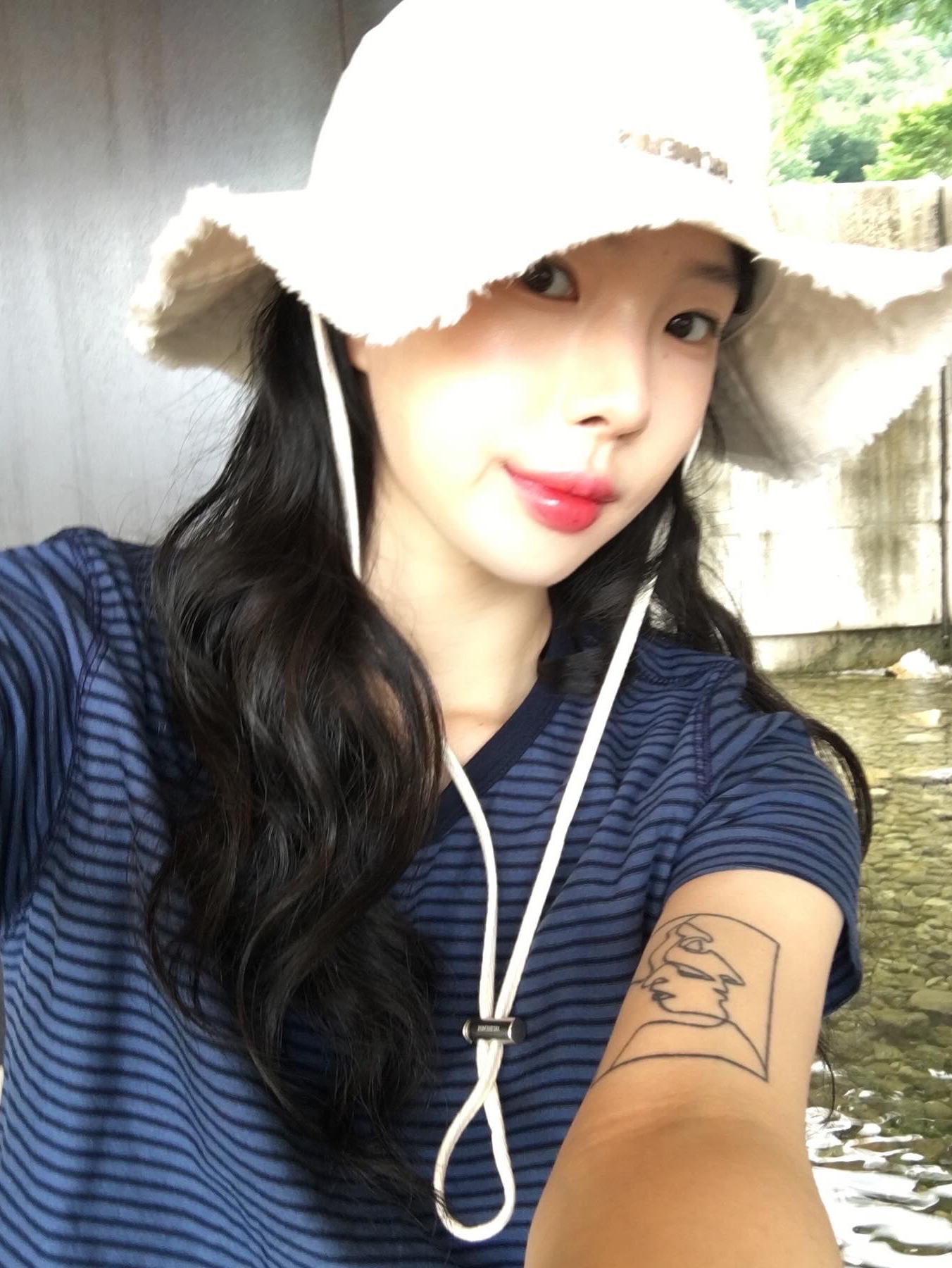 Jacquemus Le Bob Artichaut Bucket Hat Off White 착용 스타일 - 2