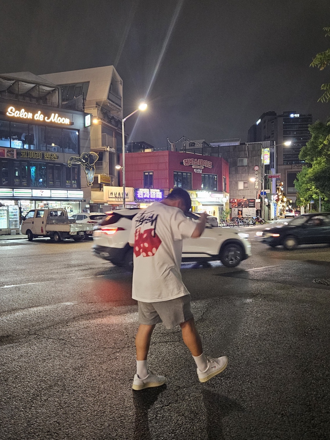 스투시 다이스 아웃 티셔츠 화이트 착용 스타일 - 1