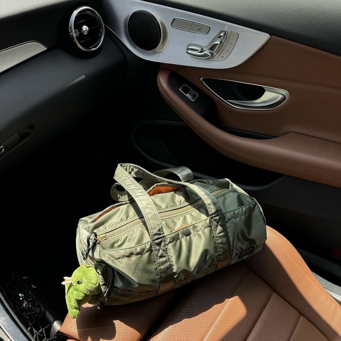 Porter Tanker Duffle Bag L Sage Green 착용 스타일 - 3