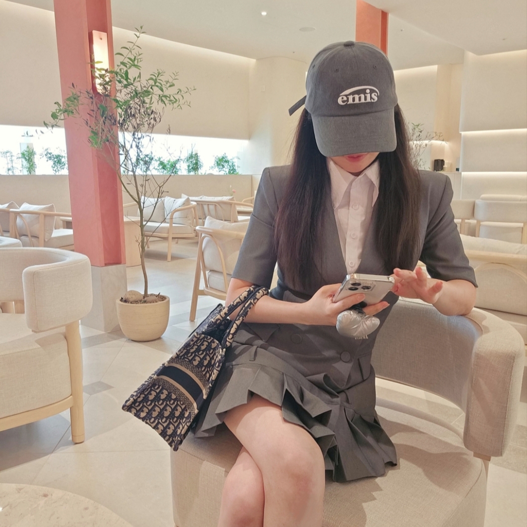 Emis New Logo Pigment Ball Cap Black, Dior Small Book Tote Blue Dior Oblique Embroidery 착용 스타일