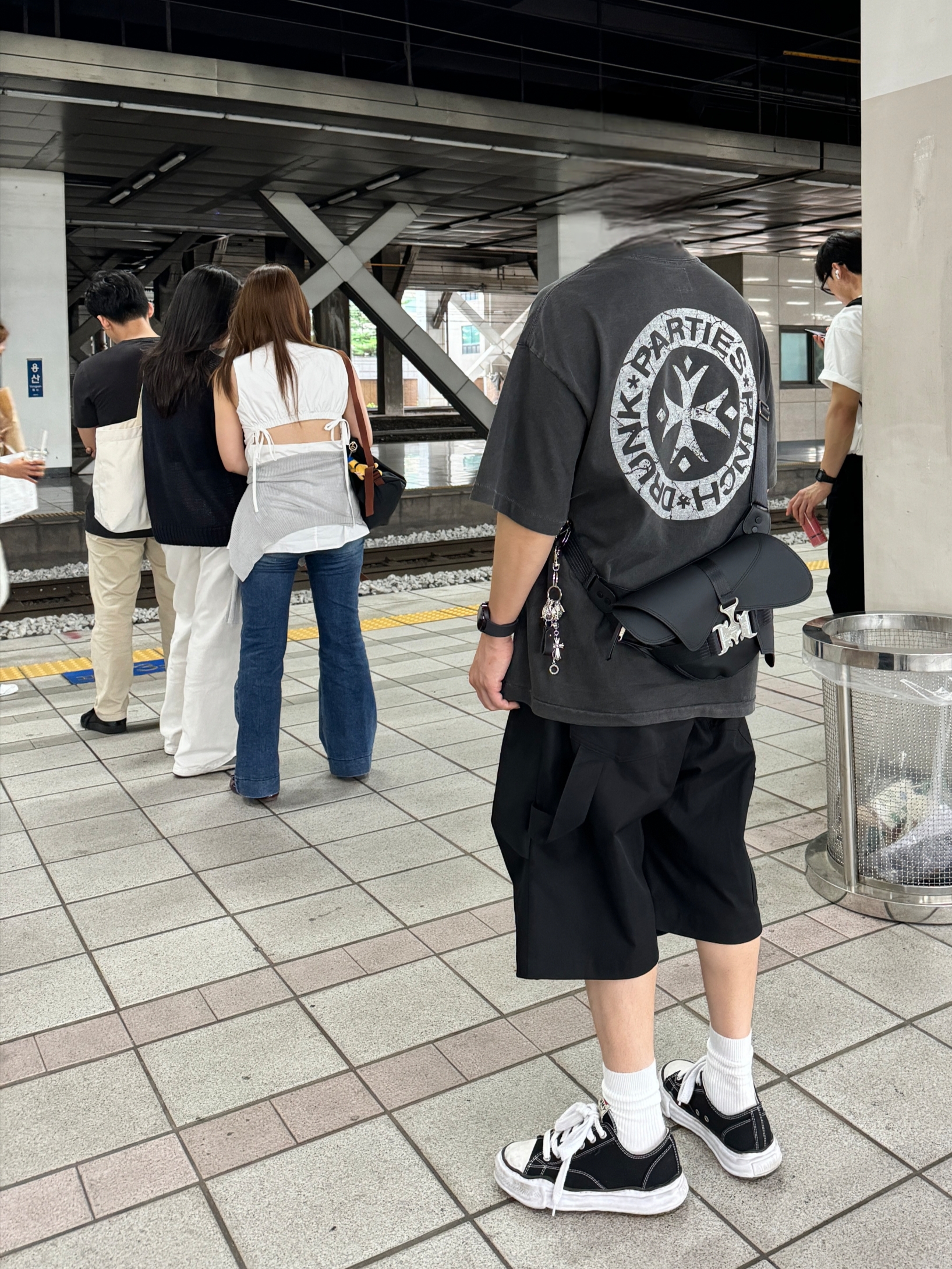 Nonnod Alpine Carpenter Shorts Matt Black, Punch Drunk Parties Hurt Logo Garment Dyed Tee Charcoal 착용 스타일