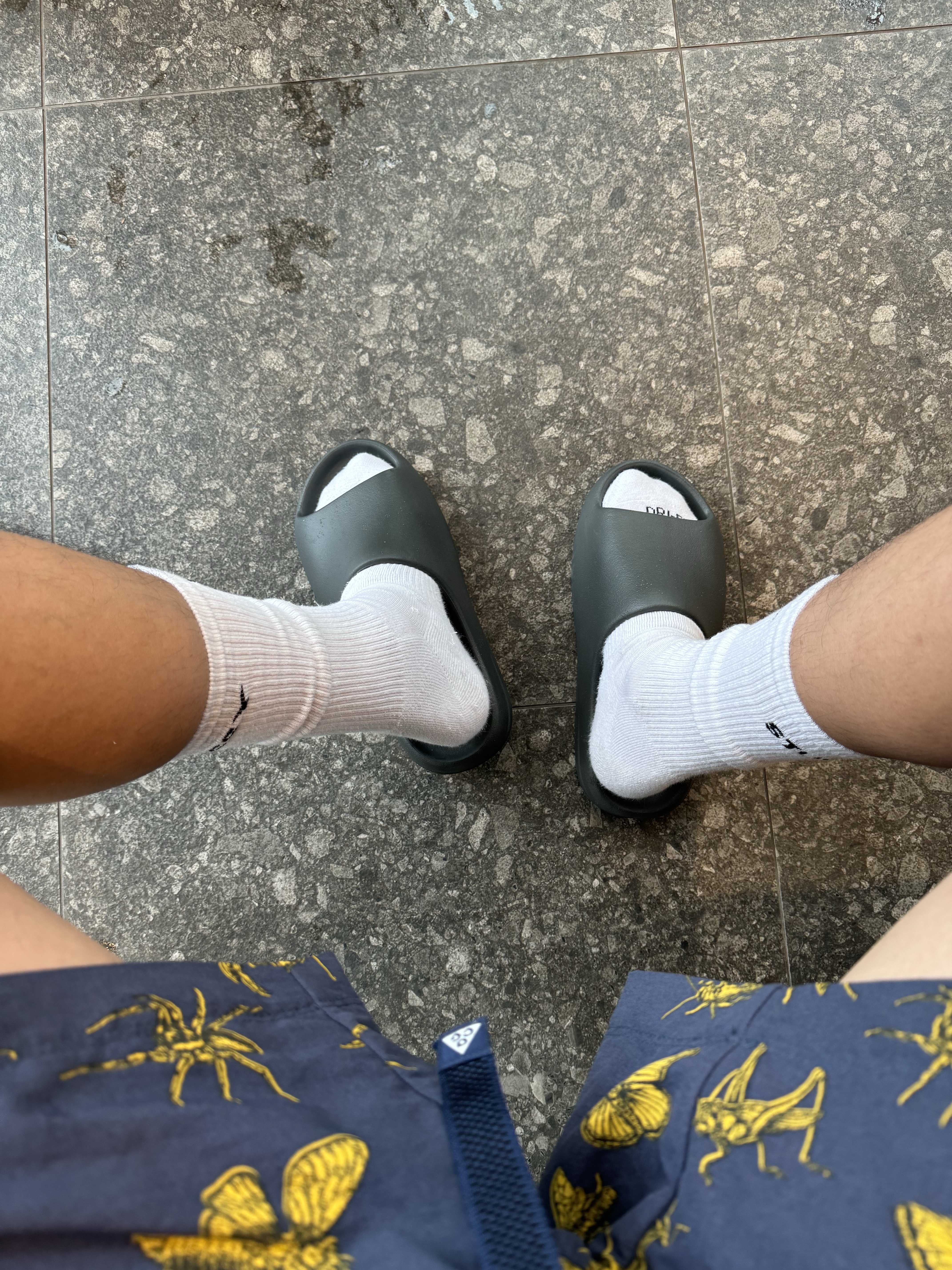 Adidas Yeezy Slide Dark Onyx 2024, Nike x Stussy Everyday Plus Cushioned Crew Socks White (3 Pack) 착용 스타일
