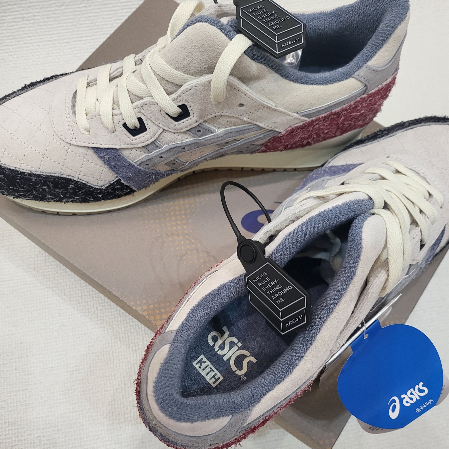 Asics x Kith Gel-Lyte III Remastered Seoul Cream, Adidas x Sporty & Rich Spezial Handball Auburn Cream White 착용 스타일 - 2