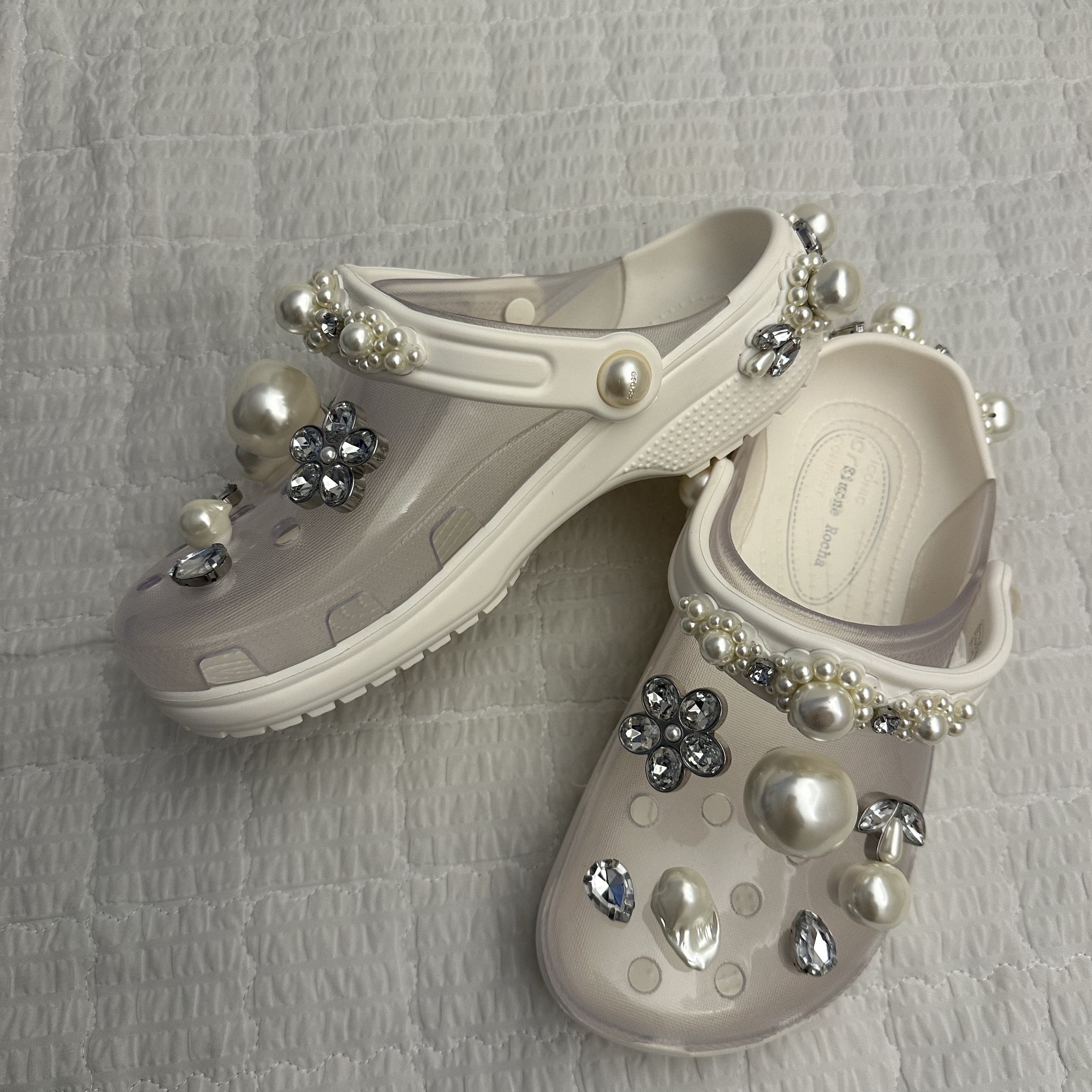 (W) Crocs x Simone Rocha Classic Clog Translucent 착용 스타일 - 1