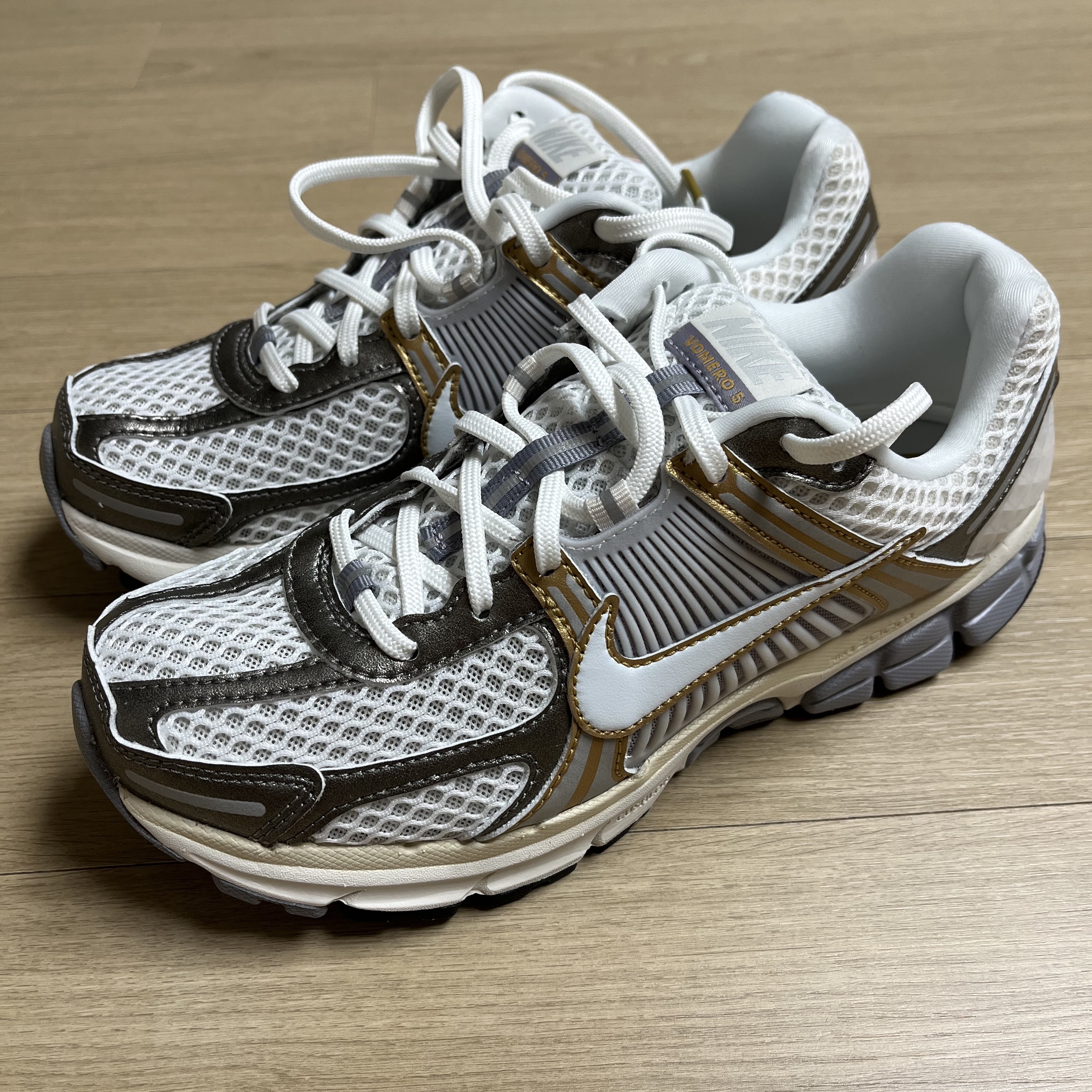 Nike Zoom Vomero 5 Platinum Tint Metallic Pewter 착용 스타일