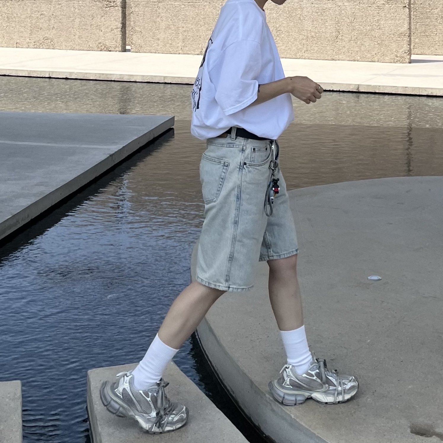 Stussy Stock DSM London T-Shirt Fog Grey 2024, Balenciaga 3XL Sneakers Light Beige 착용 스타일 - 2