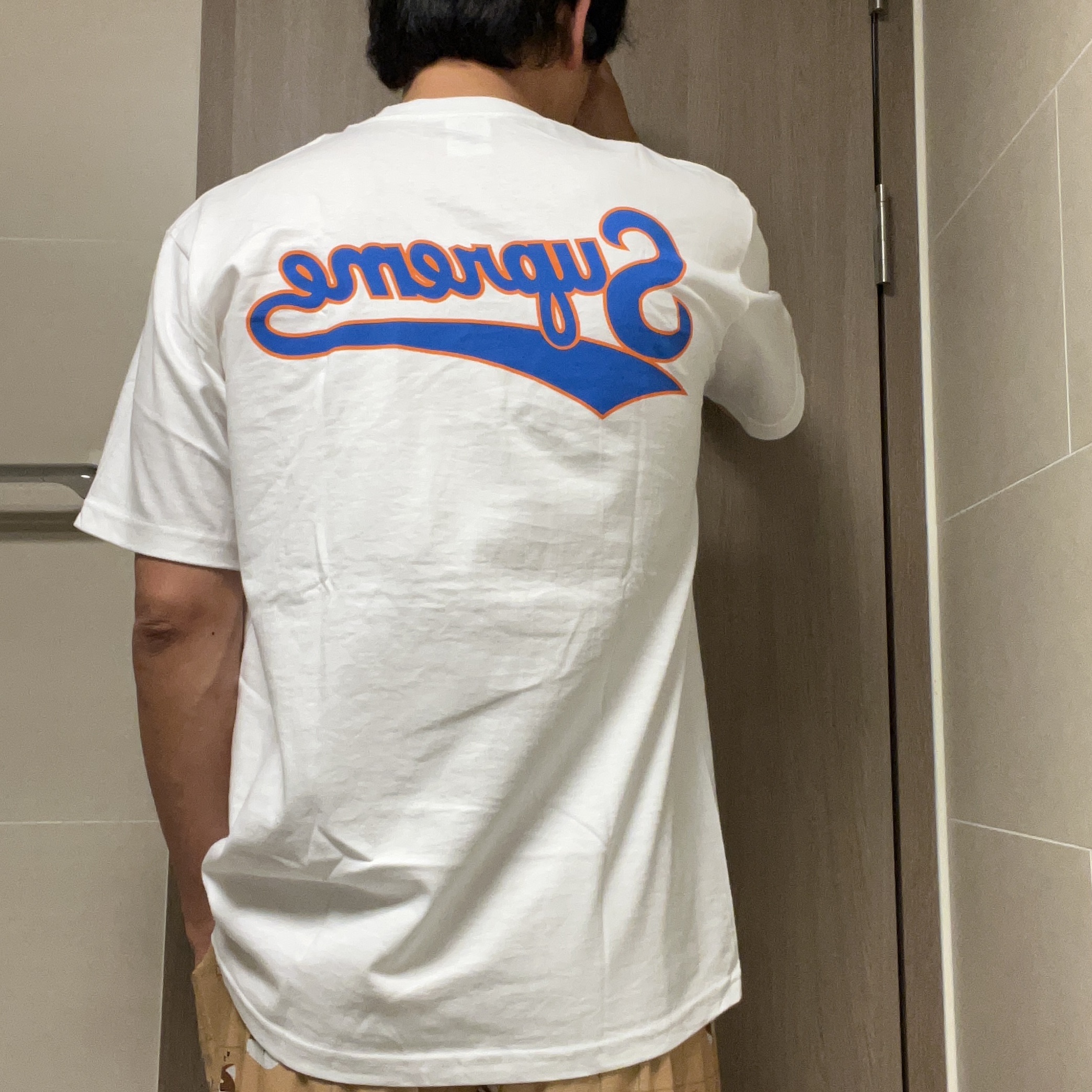 Supreme Backwards T-Shirt White - 24SS 착용 스타일