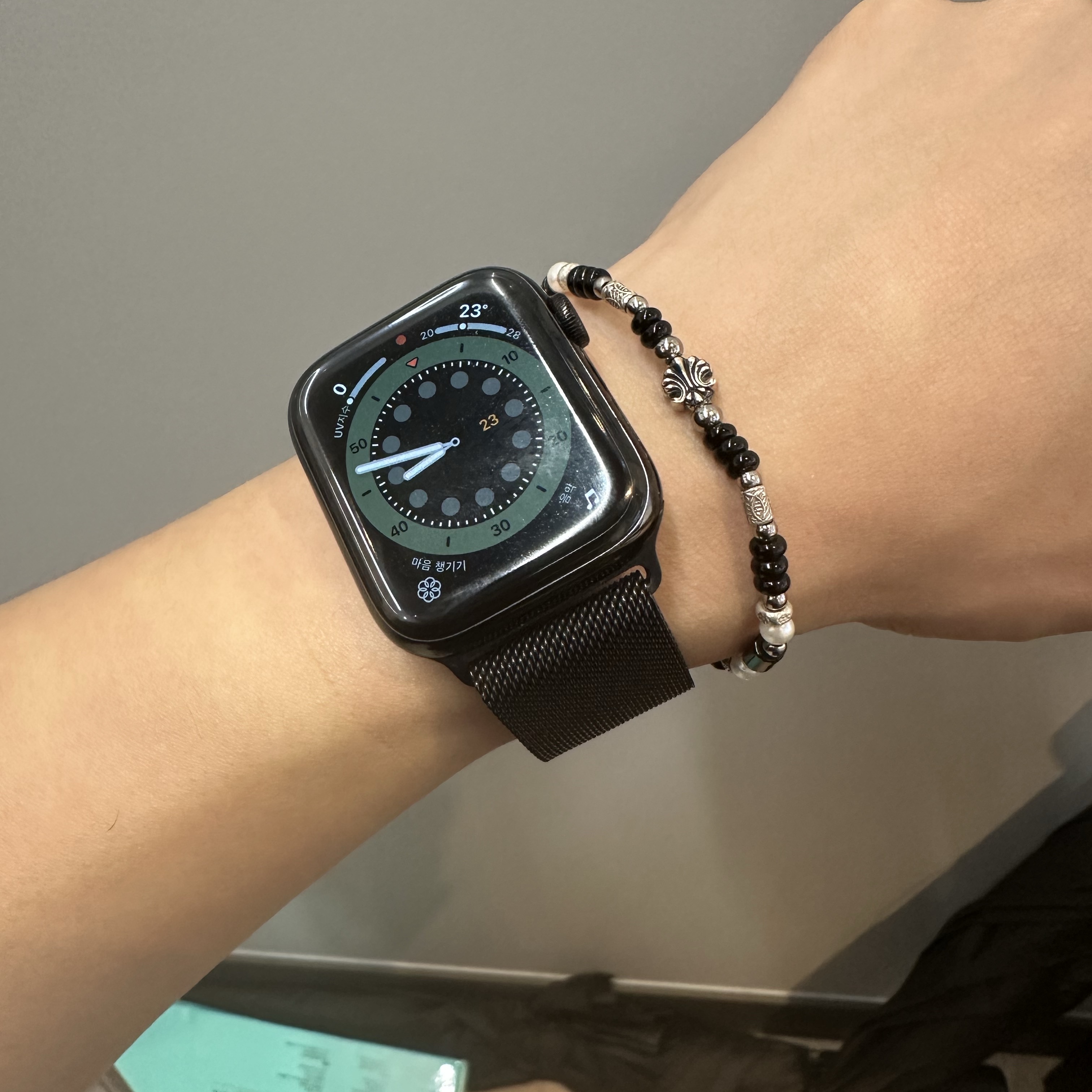 [KREAM 단독] Scudo Shell Black Pearl Beads Bracelet 착용 스타일