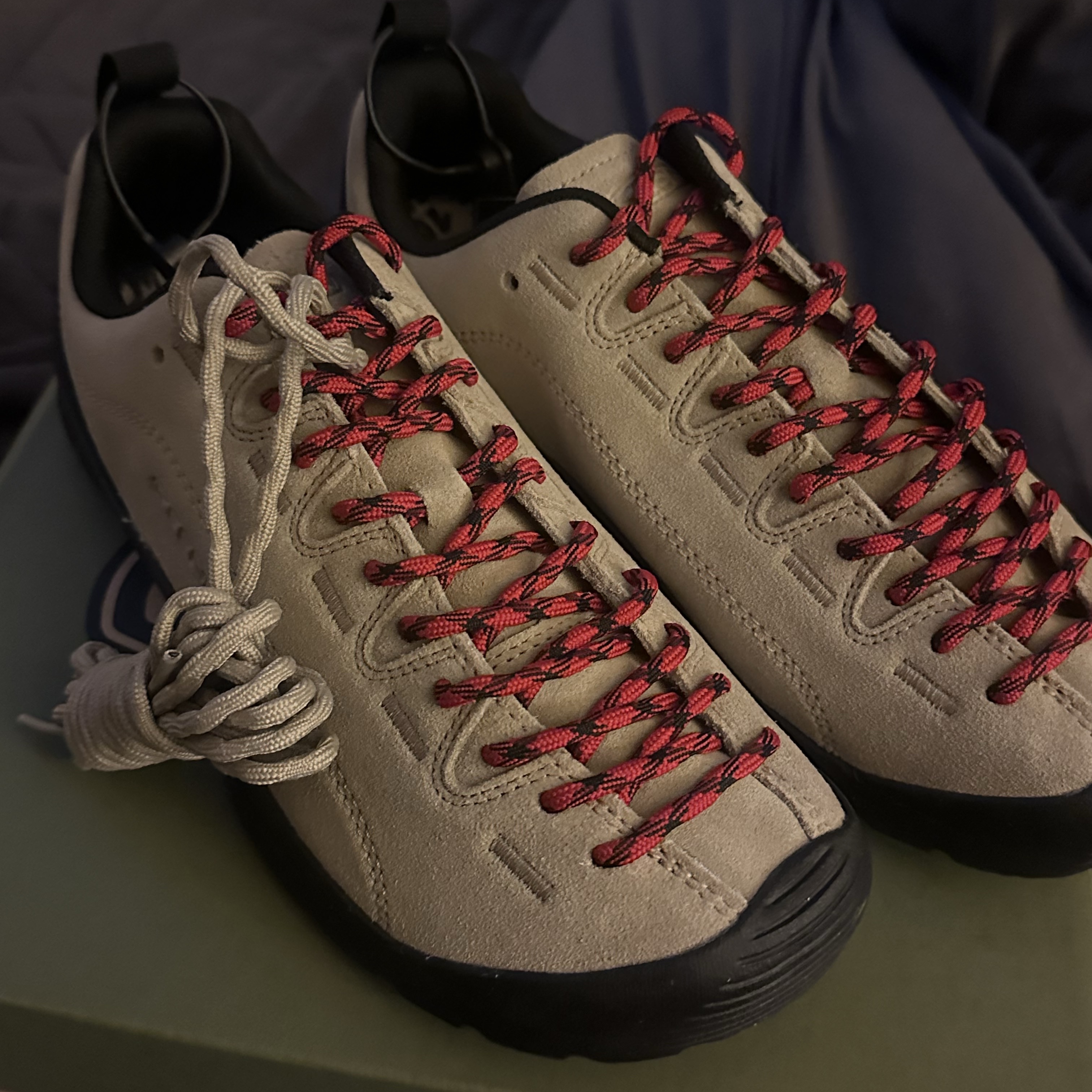 Keen Jasper Suede Sneakers Silver Mink 착용 스타일