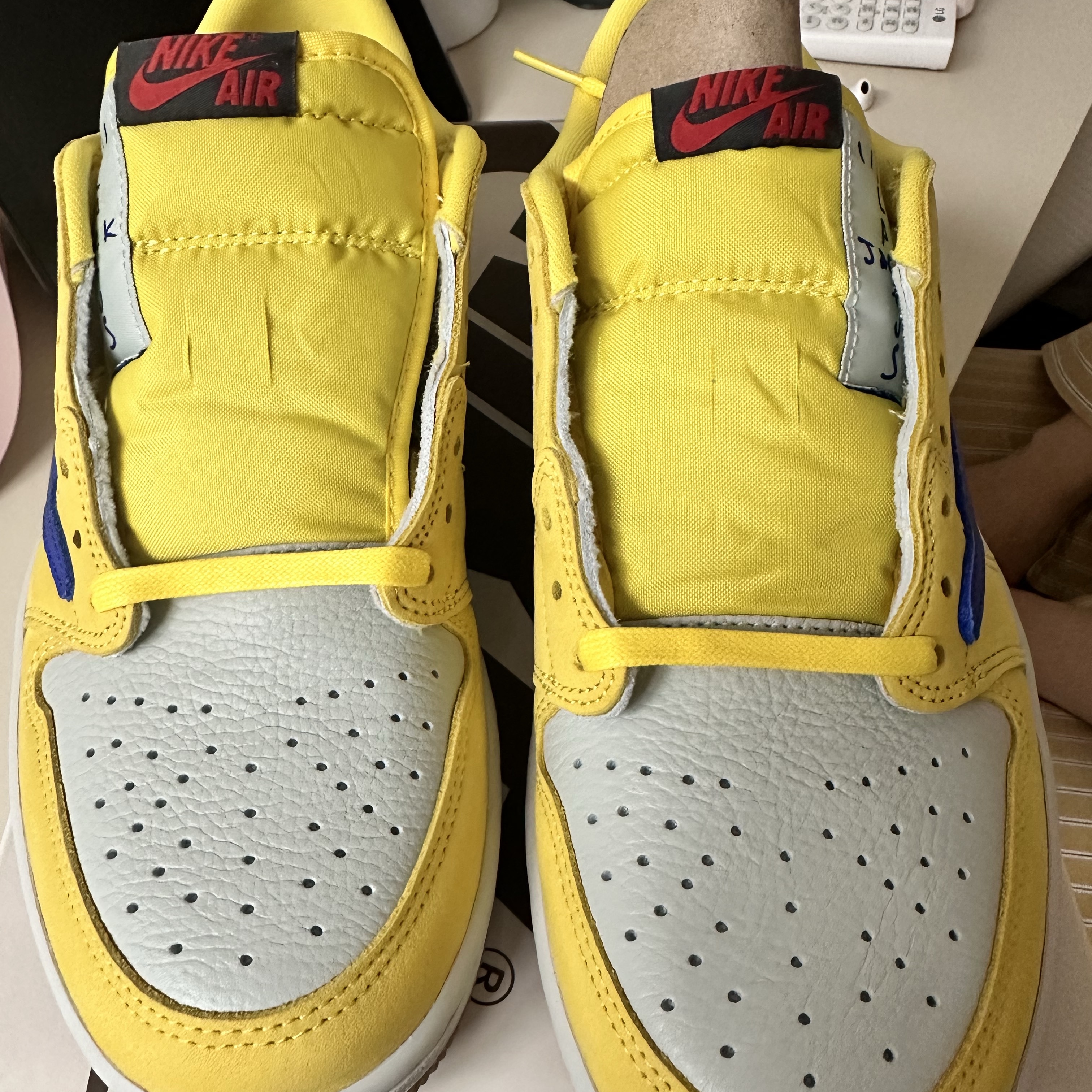 (W) Jordan 1 x Travis Scott Retro Low OG SP Canary 착용 스타일 - 3