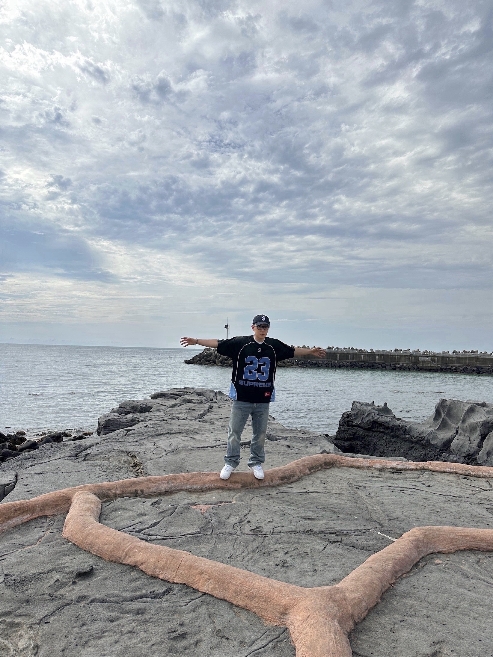 Supreme Perfect Season Football Jersey Black - 23SS, Nike x Drake Nocta Air Force 1 Low SP Certified Lover Boy White 착용 스타일