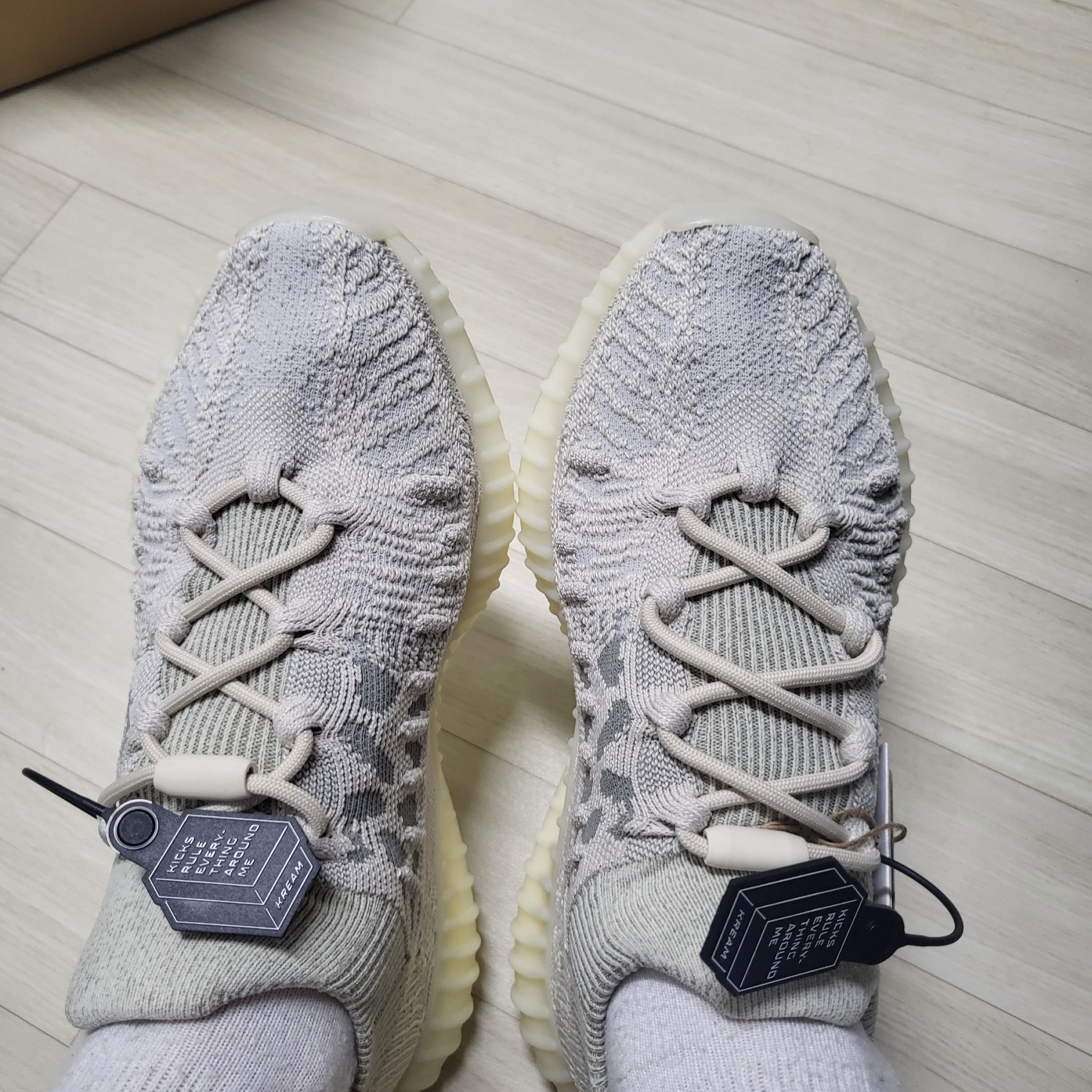 Adidas Yeezy 350 V2 CMPCT Slate Bone 2022/2023 착용 스타일
