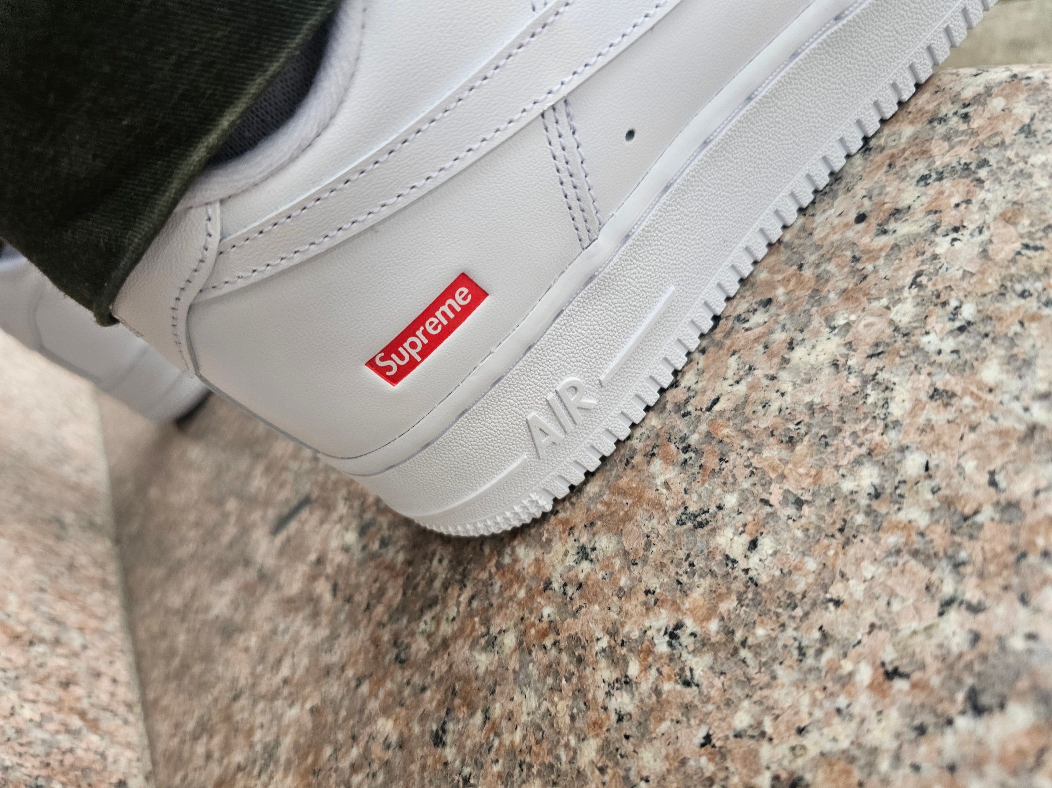 Nike x Supreme Air Force 1 Low White 착용 스타일