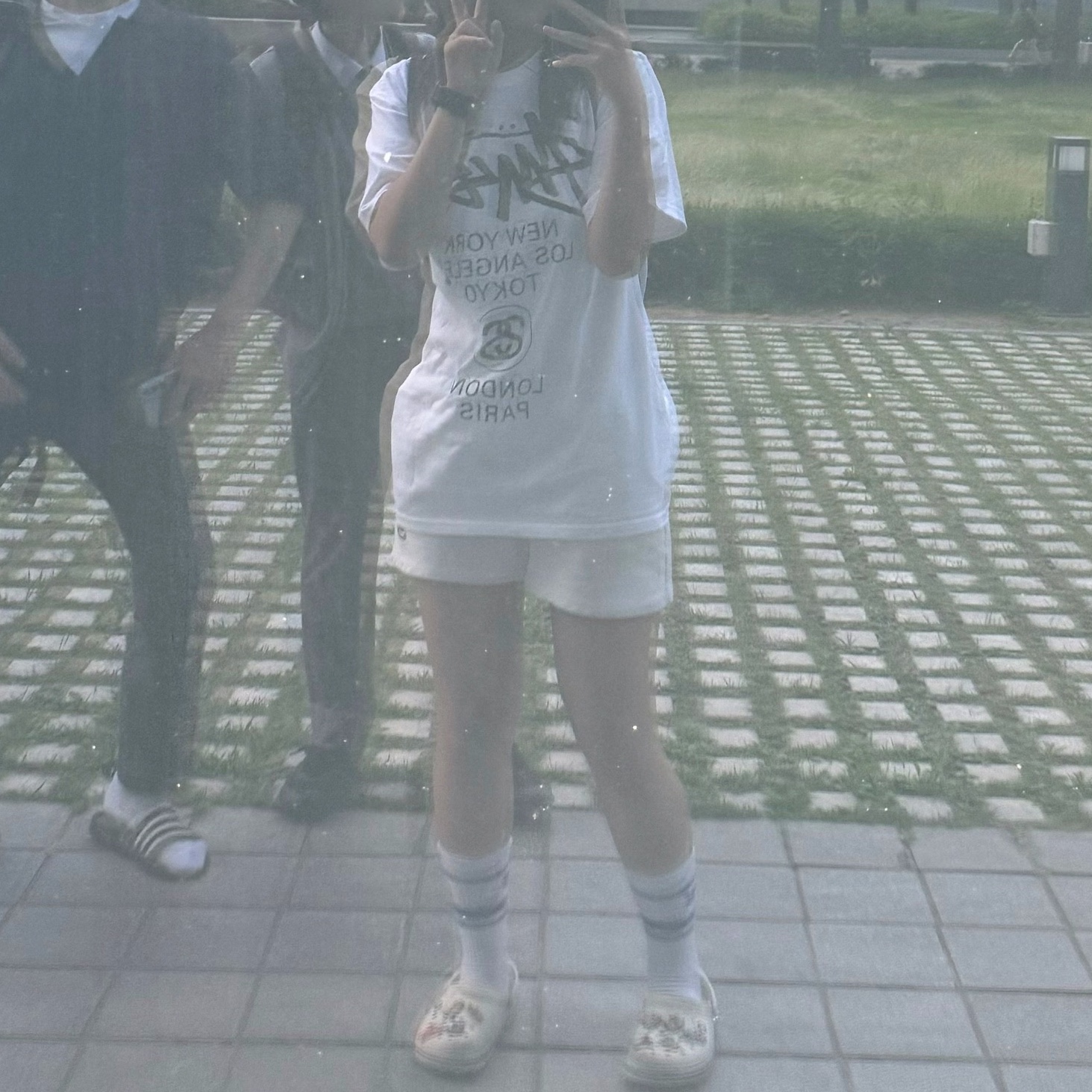 Stussy World Tour T-Shirt White 2024,2025, Nike NSW Everyday Essential Crew Socks White Game Royal (3 Pack/Korean Ver.) 착용 스타일 - 2