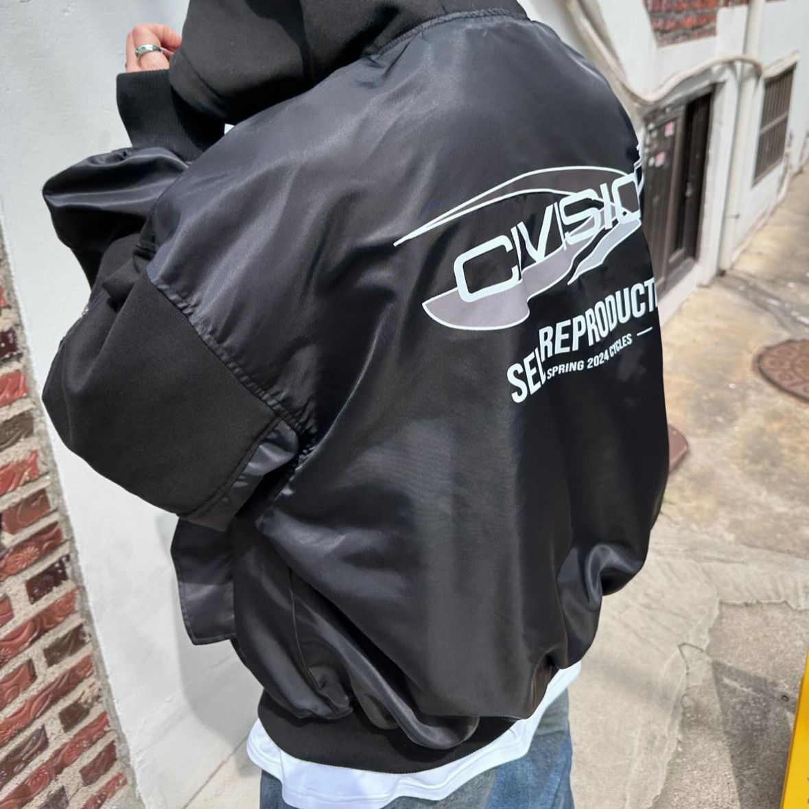 Civision by CSC Remake Hooded Blouson Black, Civision by CSC Vision Logo T-Shirt Black 착용 스타일 - 4
