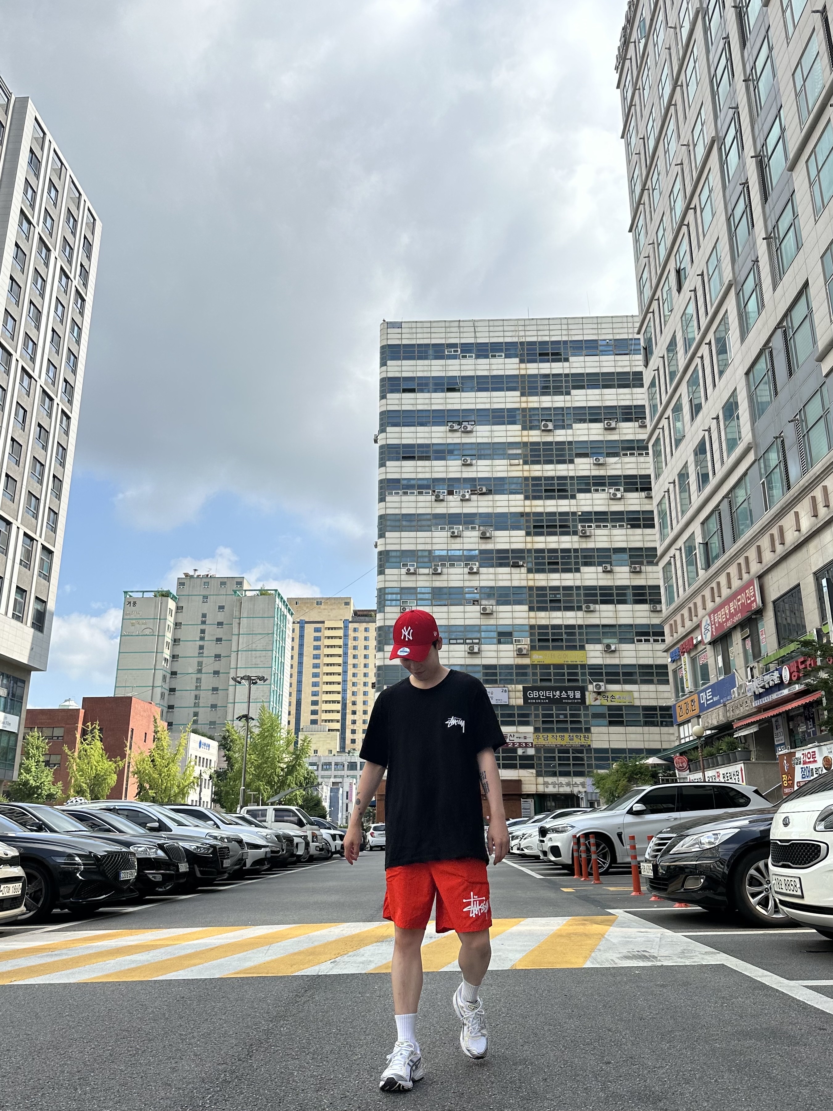 (W) Asics Gel-Kayano 14 White Midnight, Stussy Reflection T-Shirt Black 착용 스타일 - 1