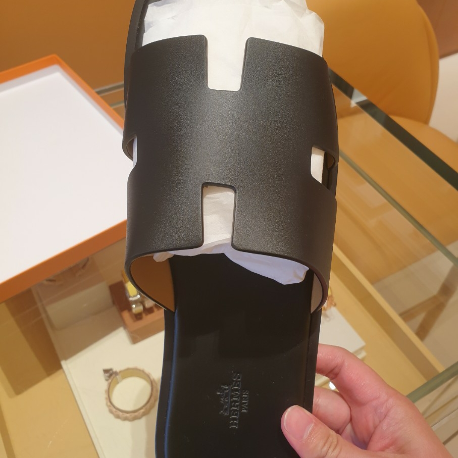 Hermes Izmir Sandal Calfskin & Noir 착용 스타일 - 2