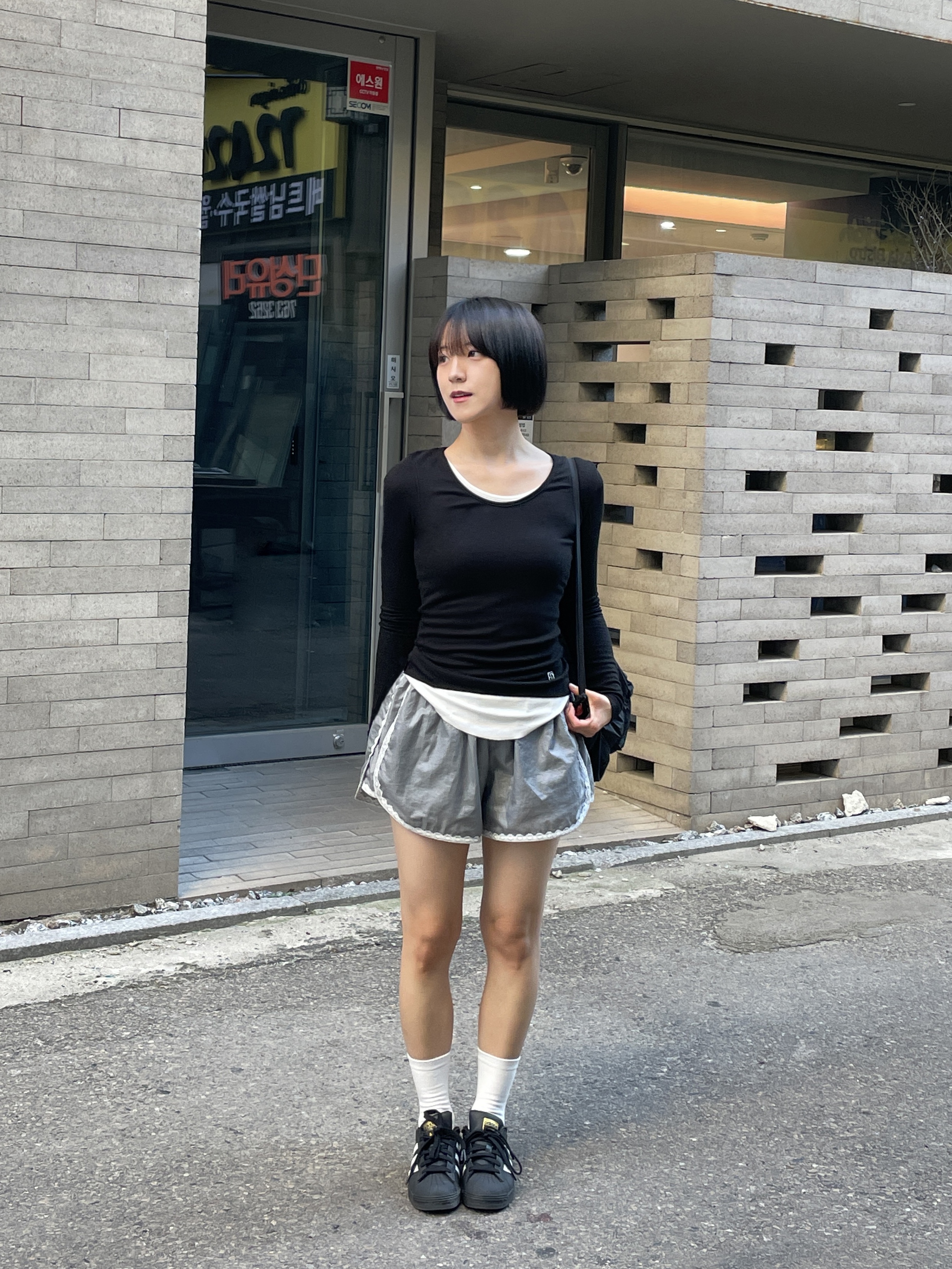 (J) Adidas Superstar Black White 착용 스타일
