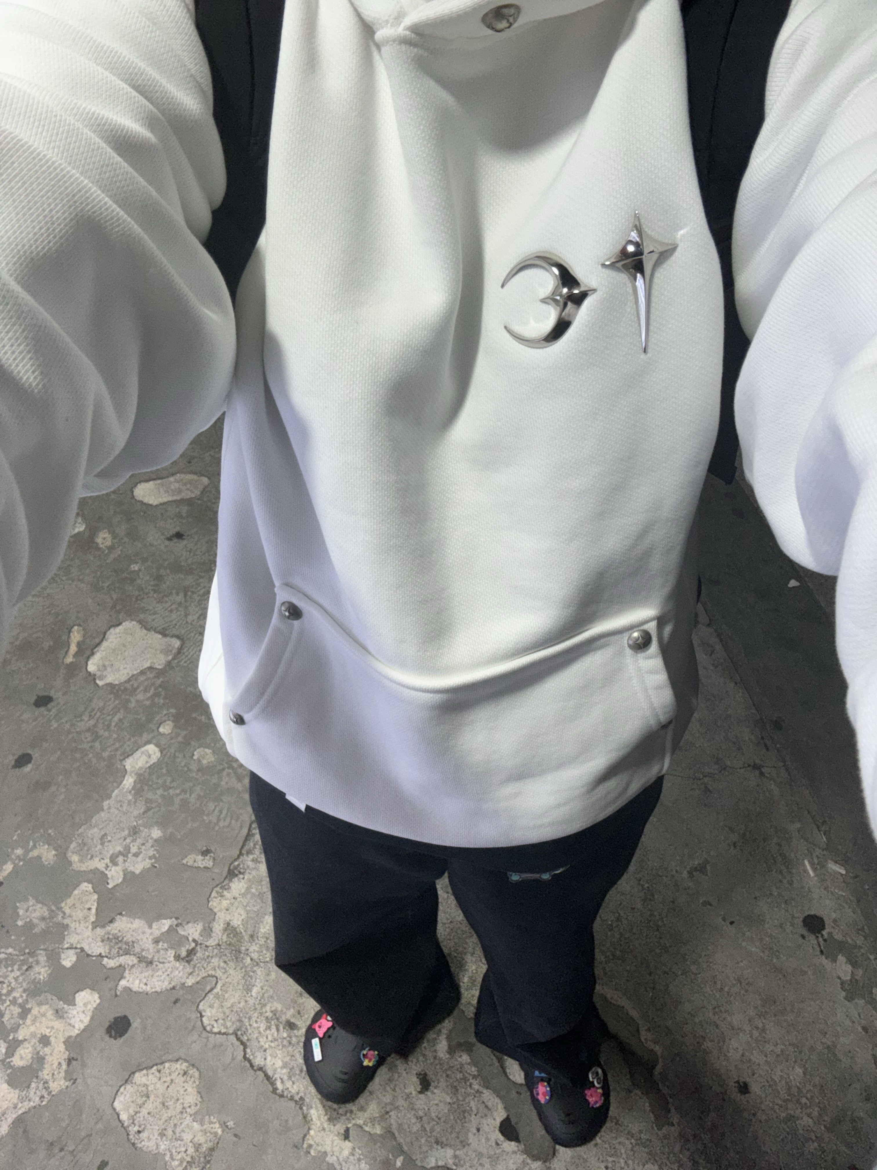 Crocs Echo Clog Black, Thug Club Armor Hoodie White 착용 스타일 - 2