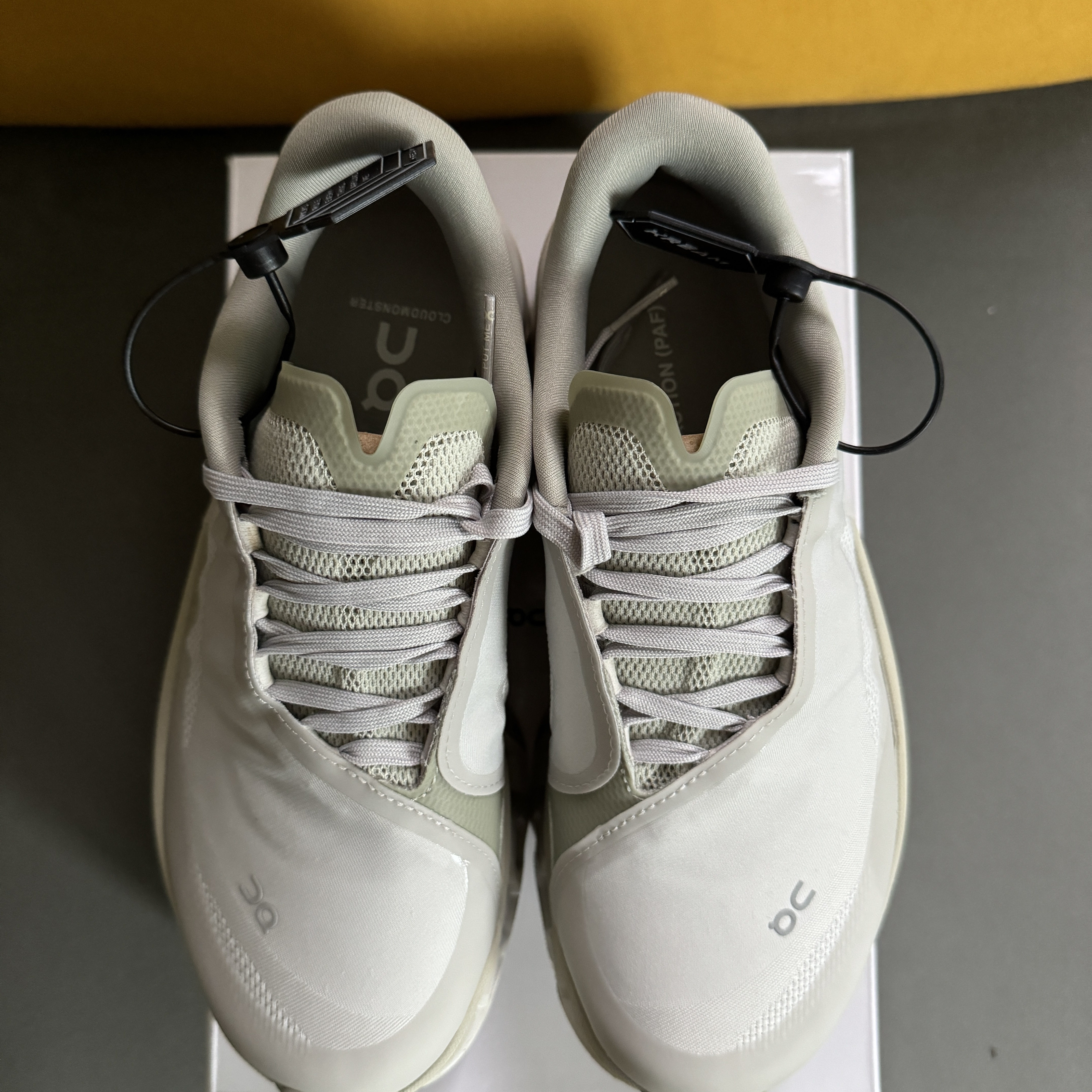 (W) On Running x Post Archive Faction (Paf) Cloudmonster 2 Moondust Chalk 착용 스타일