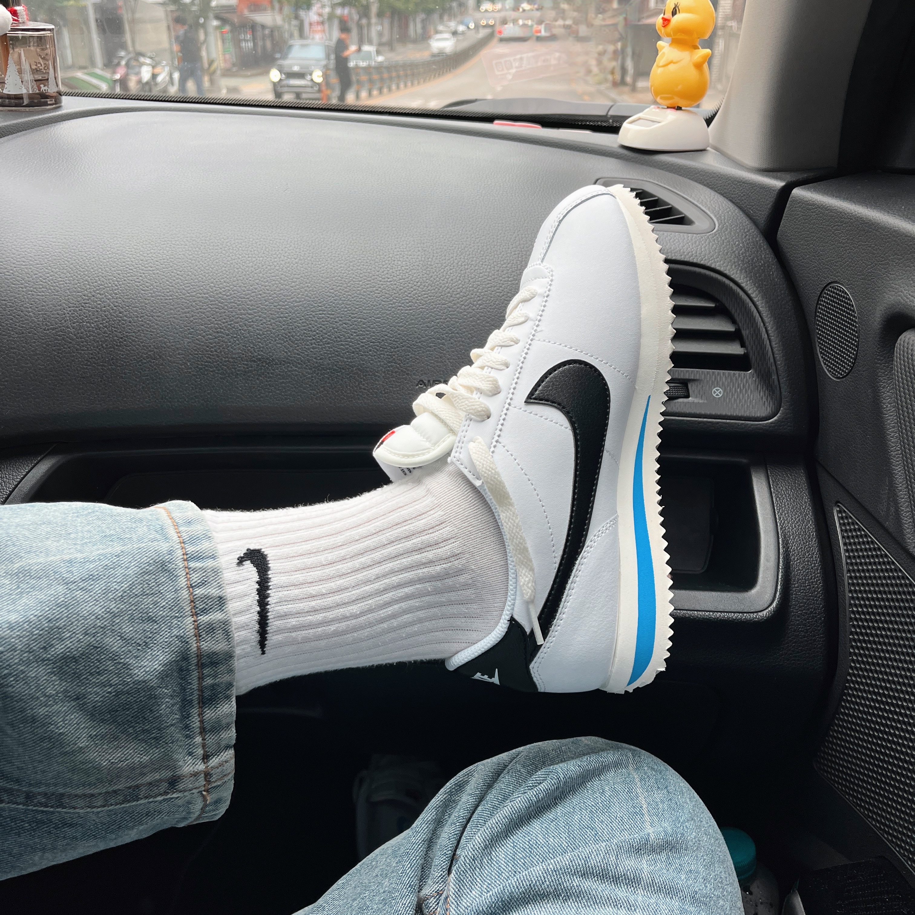 (W) Nike Cortez White and Black, Nike Everyday Lightweight Training Crew Socks White (3 Pack/Korean Ver.) 착용 스타일 - 1