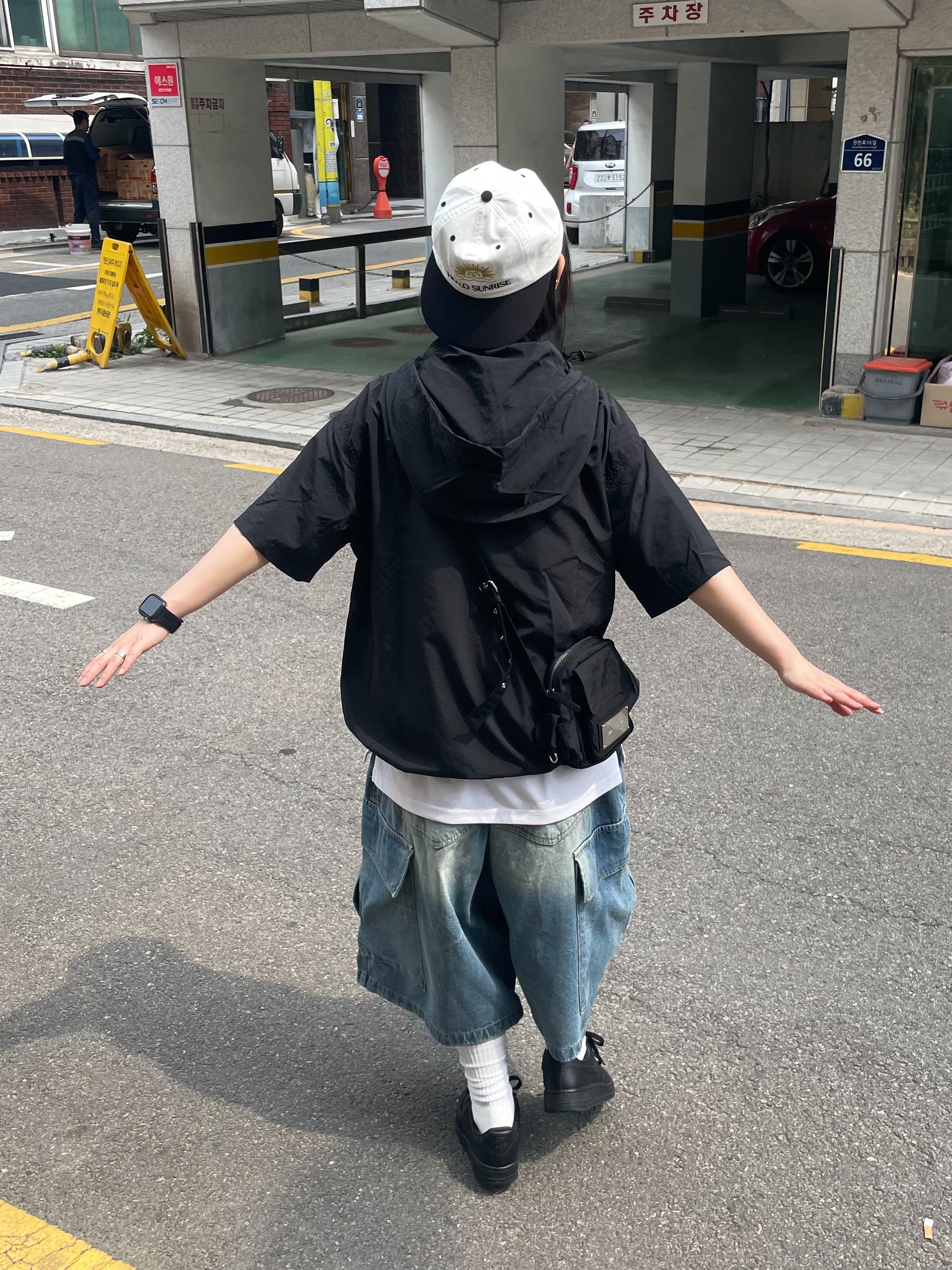 Hello Sunrise  Two Tone Washed OG Logo 6panel Cap Off White & Black, (W) Nike Air Force 1 '07 Low Triple Black 착용 스타일 - 4