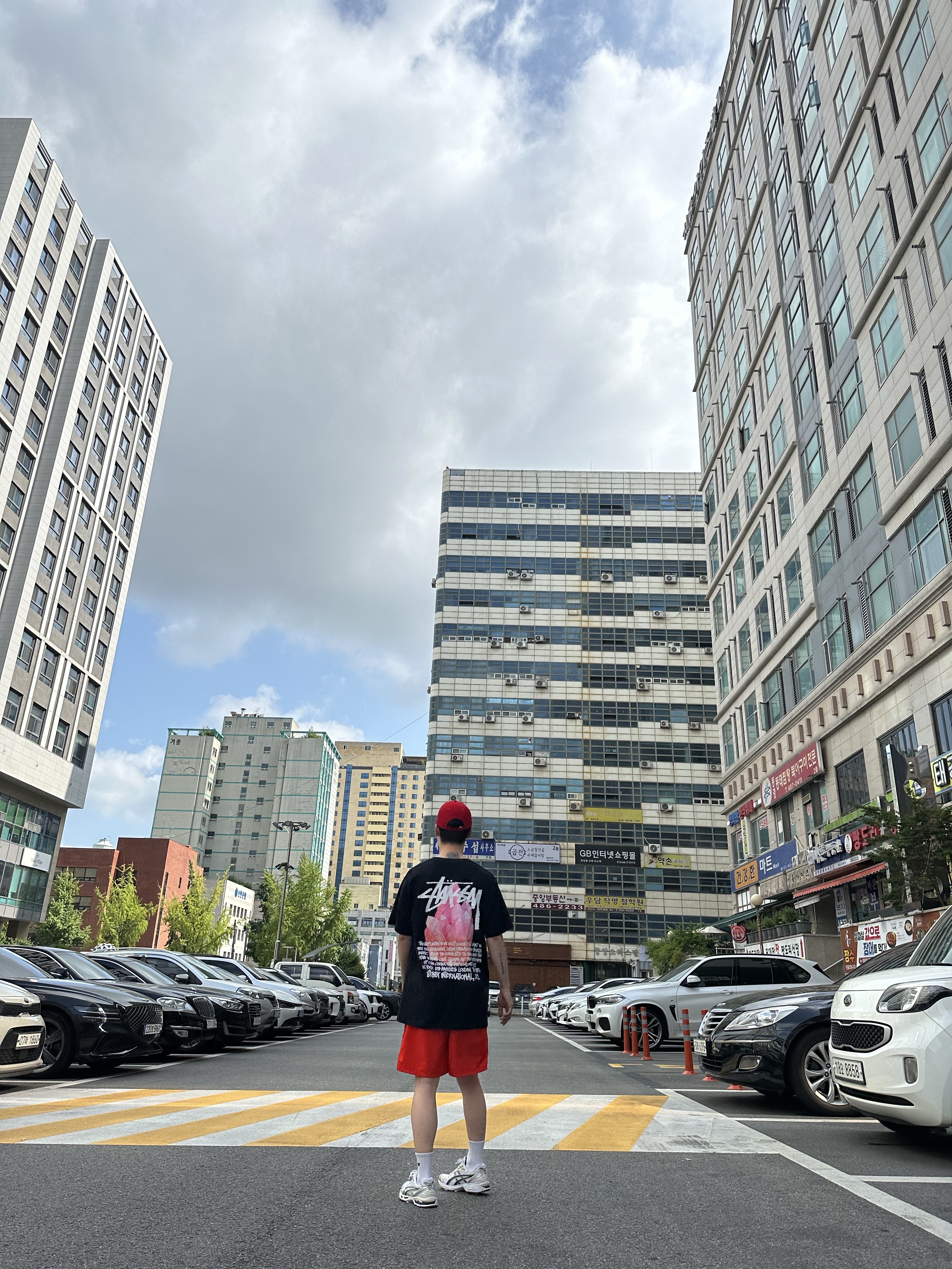 (W) Asics Gel-Kayano 14 White Midnight, Stussy Reflection T-Shirt Black 착용 스타일 - 2