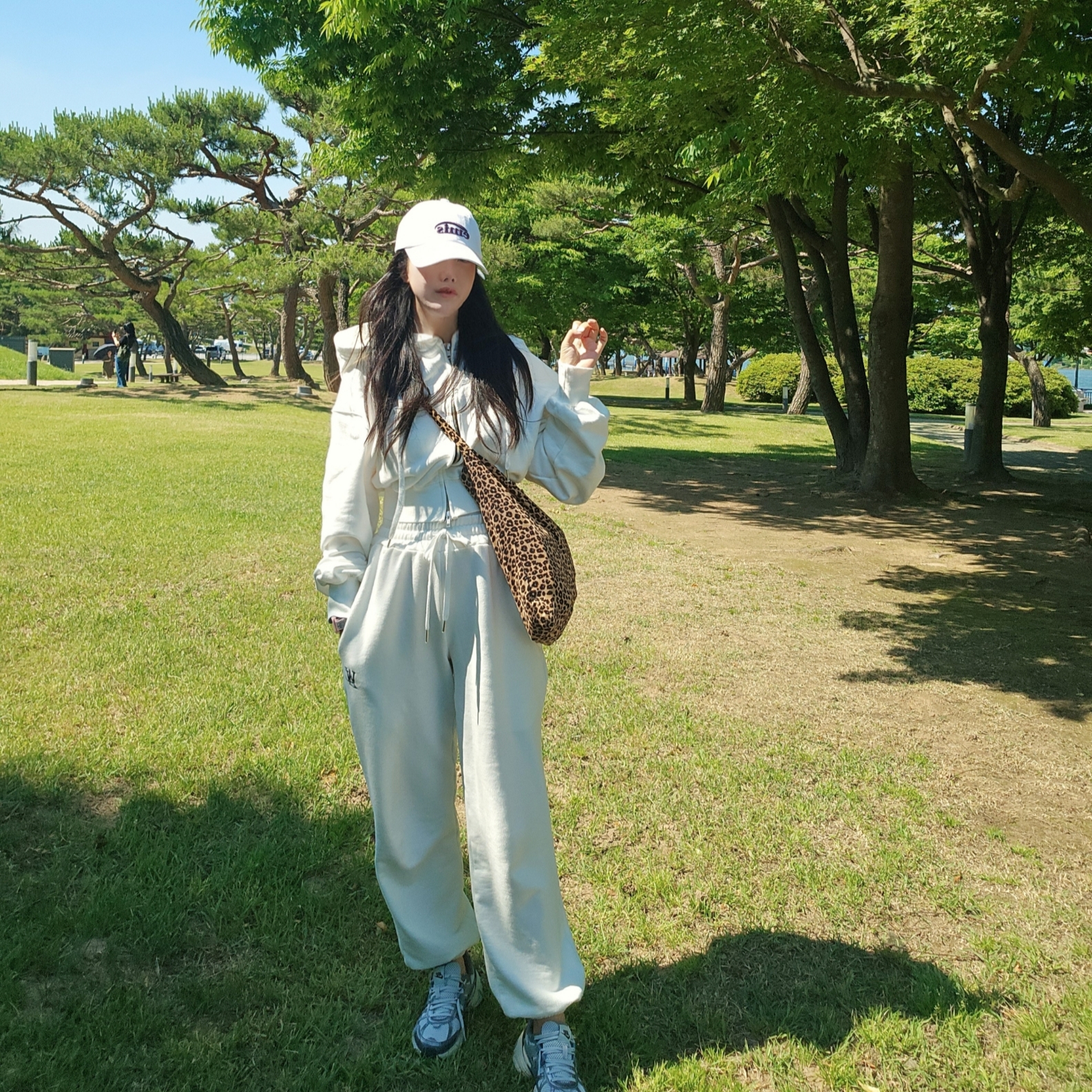 Nike V2K Run Pure Platinum Wolf Grey, Emis Leopard Corduroy Eco Bag Beige 착용 스타일