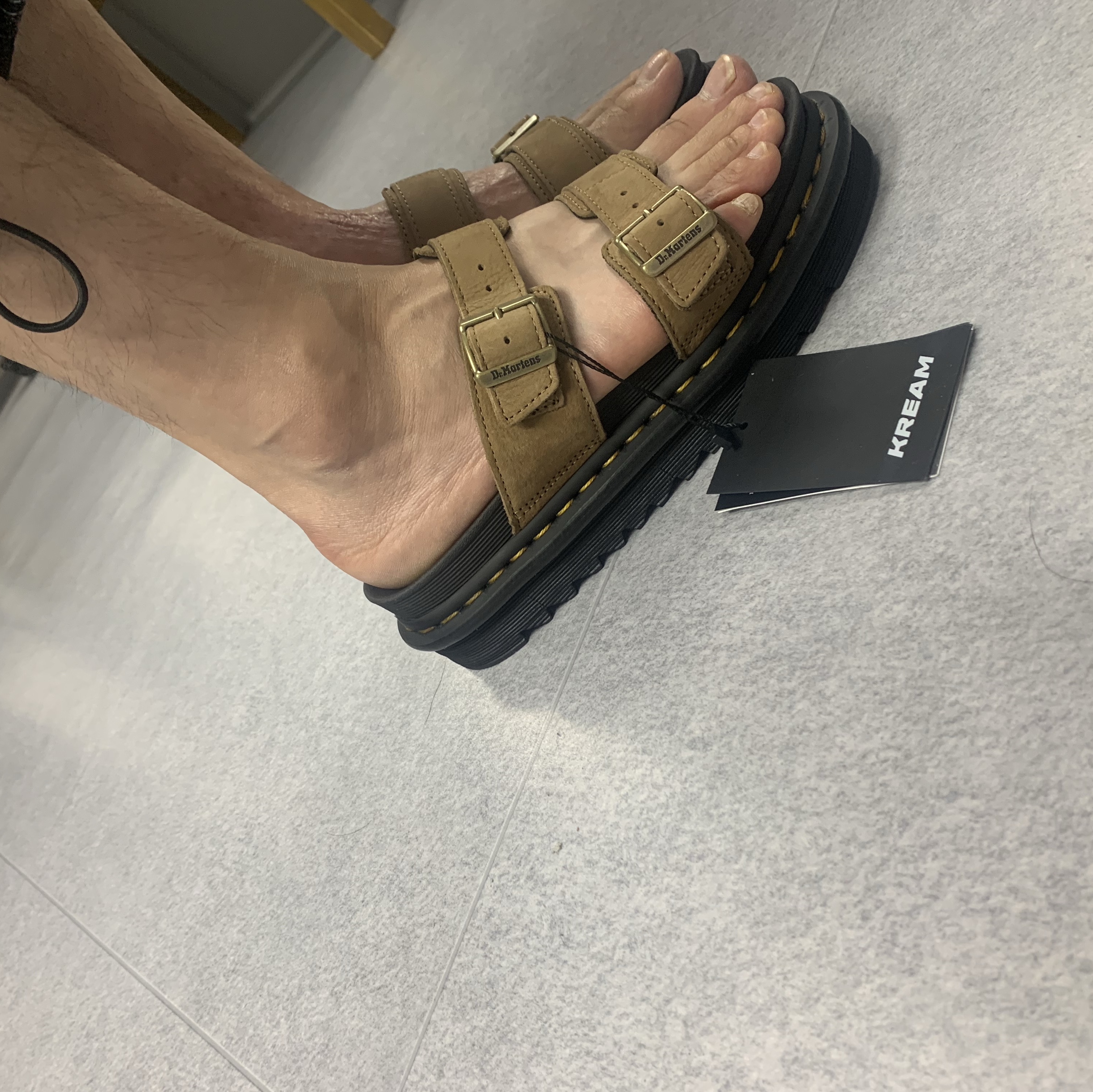 Dr. Martens Women Myles Nubuck Double Strap Platform Sandals Savannah Tan 착용 스타일 - 3