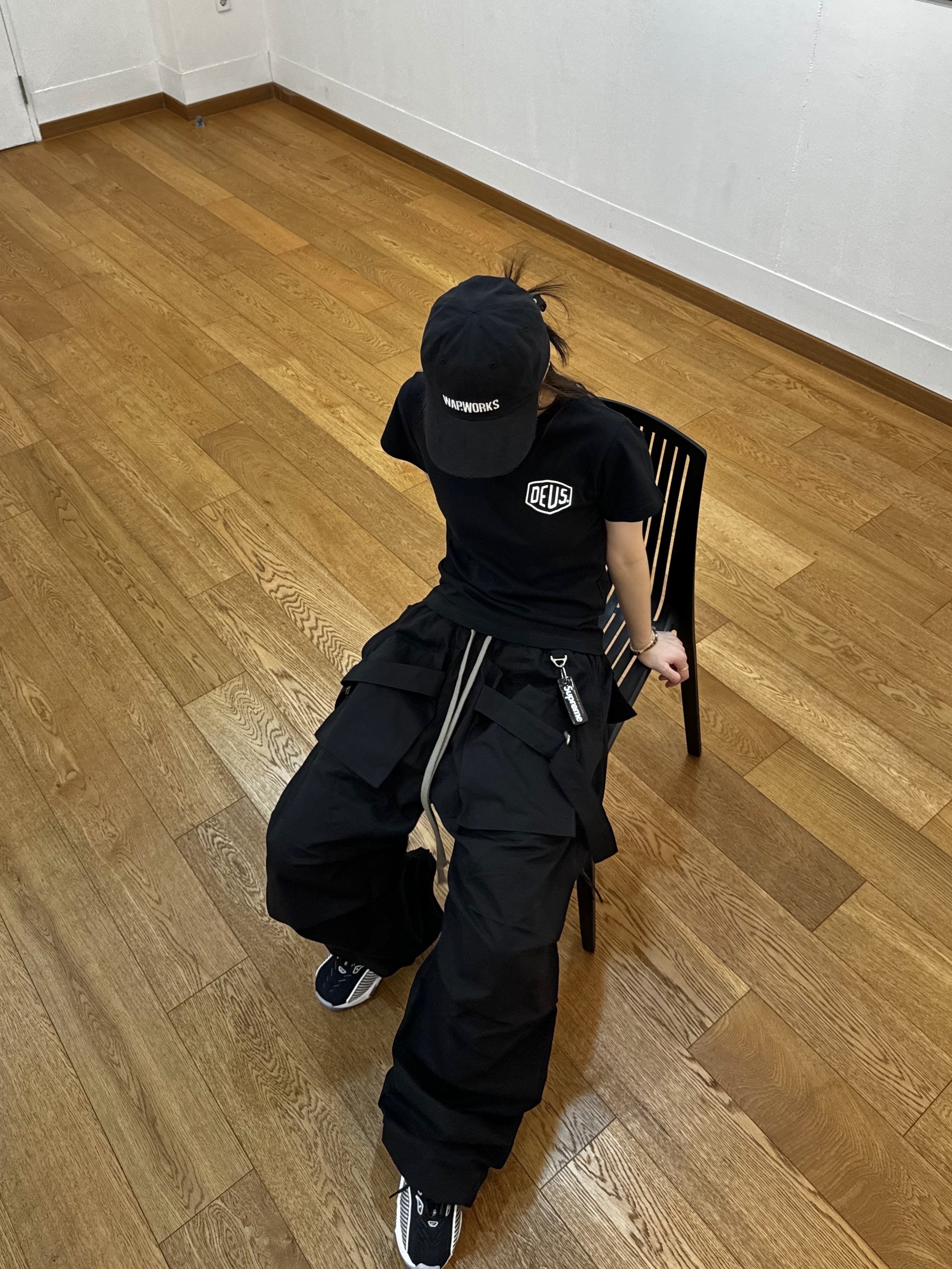 (Kids) Deus Ex Machina College Seoul T-Shirt Black, Nike x Drake Nocta Glide Black White Clear 착용 스타일 - 1