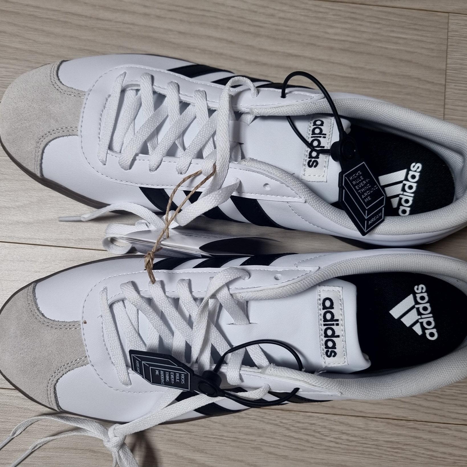 Adidas VL Court Base Cloud White Core Black 착용 스타일 - 1