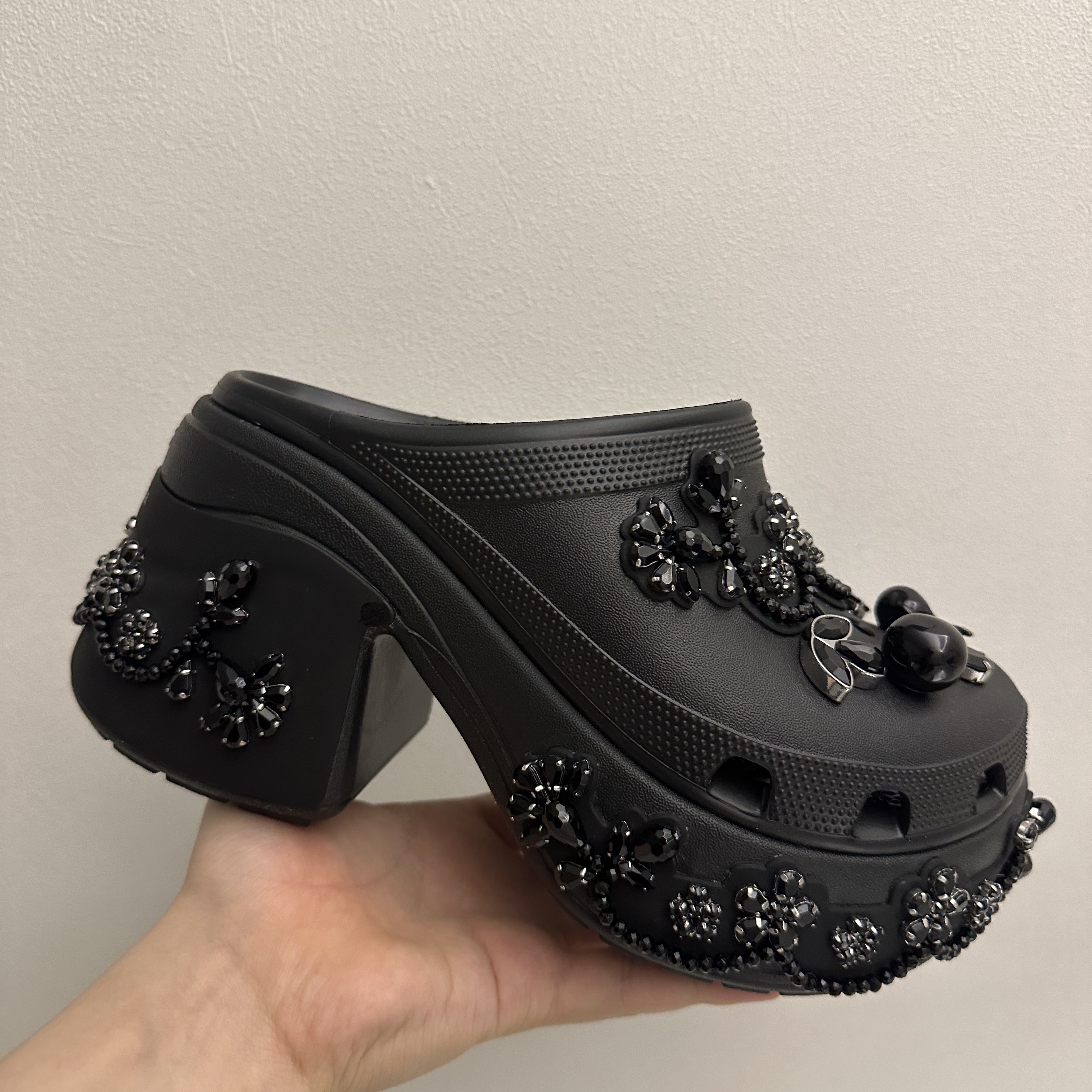 (W) Crocs x Simone Rocha Siren Clog Black 착용 스타일 - 1