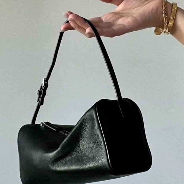 The Row Soft Margaux 15 Bag in Leather Black, The Row Domino Bag in Smooth Saddle Leather Dark Chocolate 착용 스타일 - 7